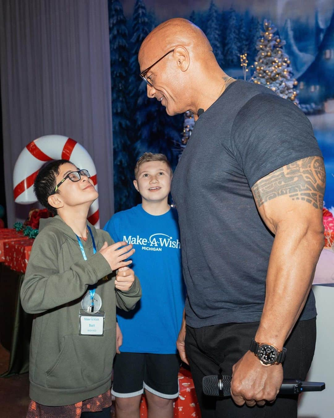 ドウェイン・ジョンソンのインスタグラム：「This is Bart Tehune from @makeawishamerica.  He’s 12 and he’s awesome.   Very special boy whose wish was to meet me.   We share a crazy sense of humor and I’m super lucky I got the chance to meet him.   Soon as I sat down he said, “please don’t be weird” and I said “dude I’m super weird” 😂🙋🏽‍♂️  There’s still a lot of positive and good stuff that’s happening around the world - and Bart’s one of them.   #MakeAWishDay #21Kids  #BestDayEver」