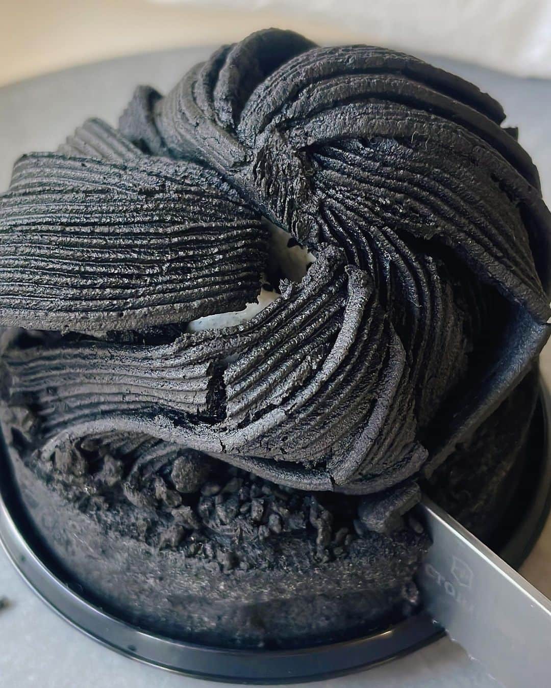 里井真由美さんのインスタグラム写真 - (里井真由美Instagram)「🖤「BLVCK PARIS ブラックパリス」の 「MONTBLANCモンブラン(黒栗)」でございます〜  @blvckparis.jp   まさに上から下まで真っ黒🖤モンブラン  ☞入刀でございます〜  栗 × バターとクリームが濃いけど、くどくない♡ 中にはアーモンド香るクリームと、タルトがザクザクしてて 食べやすいですよ♡  🖤渋谷スクランブルスクエア　1階 ポップアップ　出店中です  お隣はMONTBLANCモンブラン(黒桃)🖤🍑 白桃クリームと薔薇香るジャムが潜んでるの、 こちらも後ほどご紹介しますね♡  。。。。  真っ黒スイーツ ますます注目上がってますね🖤  中目黒「LIT CREPE（リットクレープ）」の 黒クレープも　また食べに行かなくちゃ🖤🖤🖤 @lit_crepe_nakameguro   。。。  楽しい週末をお過ごしくださいね〜  。。。  #blvckparis #黒#黒スイーツ#黒モンブラン#モンブラン#montblanc #里井真由美#フードジャーナリスト里井真由美 #渋谷#渋谷スクランブルスクエア #栗#栗スイーツ#栗好き」12月16日 12時10分 - mayumi.satoi