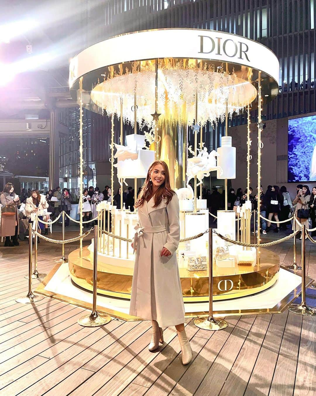 エリカ・セイラさんのインスタグラム写真 - (エリカ・セイラInstagram)「DIOR garden of dreams🎠⭐️  #ガーデンオブドリームズ#ディオールガーデンオブドリームズ#diorgardenofdreams #ディオールカフェ #diorcafe #六本木ヒルズ #DIORMY #DIORHOLIDAY #ディオールイベント #DREAMINDIOR #Diorbeauty #diormakeup #dior #christiandior #gardenofdreams #diorpopup #ディオールイベント #ポップアップストア#コスメ #ディオールコスメ #六本木 #六本木カフェ #Roppongi #roppongihills #イベント情報 #ホワイトコーデ #六本木グルメ #冬コーデ #インフルエンサー」12月16日 12時24分 - erica_sarah_