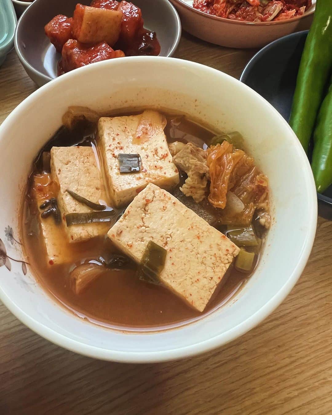 キム・ヨンチョルさんのインスタグラム写真 - (キム・ヨンチョルInstagram)「이런게 백반이지! 👍👍👍👍👍 엄마가 보내준 삶은 전복.. 내가 썰어.. 과메기 초장으로. 엄마가 해준 김장김치.. 안에 굴이 있다. 완전 시원한 맛! 묵은지 & 국민육수 그리고 돼지고기 앞다리살 김치찌개! 오이고추 막장찍어 굴비해동해서 남은 샴페인으로 졀어 했더니 살이 통통🥂 오일뿌리니 맛이 더 좋네!  다들 이렇게 먹지 않나? 애숙이누나 엄마 좀 보여줘라 @kimlovesook 👏」12月16日 12時25分 - luxekim