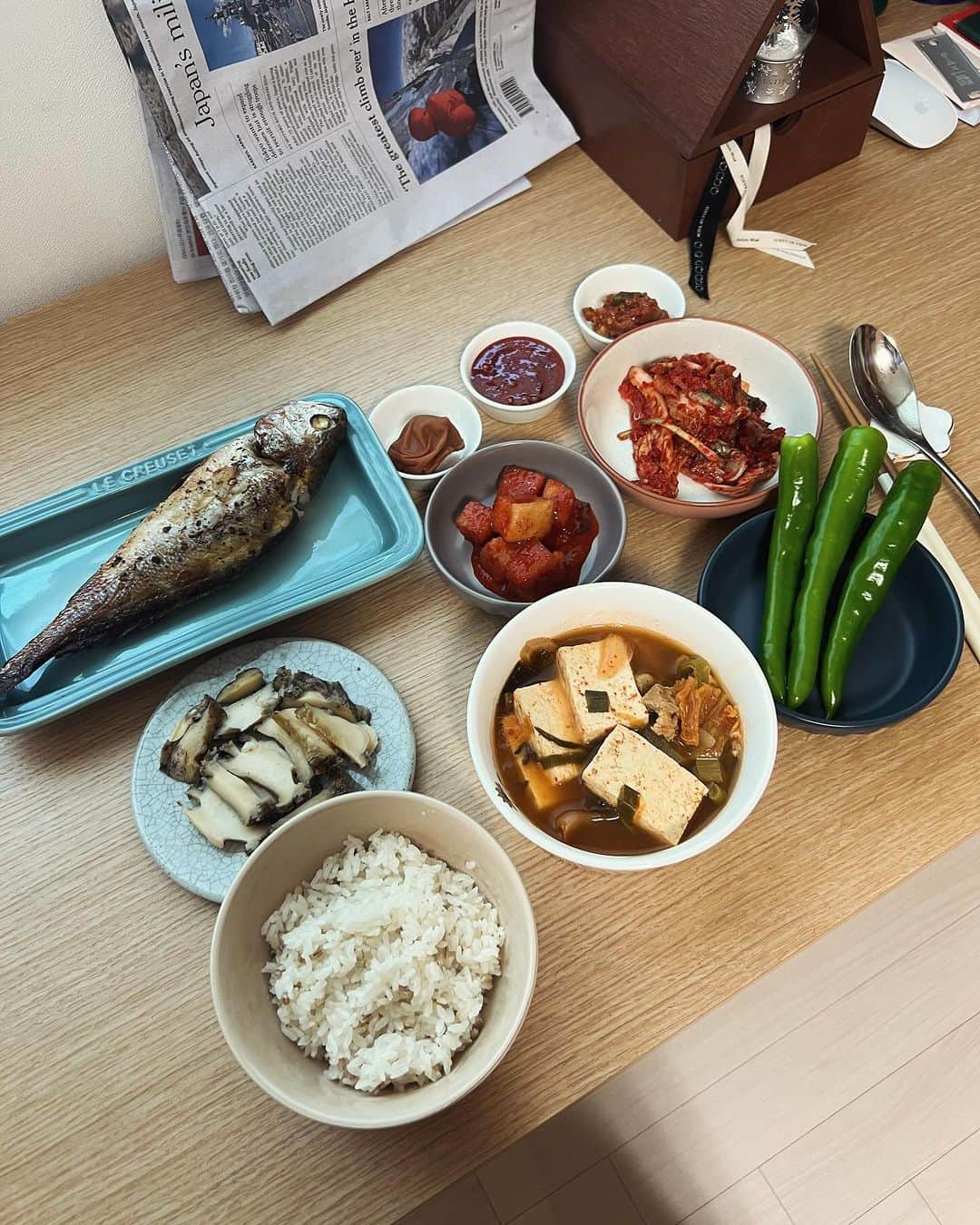 キム・ヨンチョルさんのインスタグラム写真 - (キム・ヨンチョルInstagram)「이런게 백반이지! 👍👍👍👍👍 엄마가 보내준 삶은 전복.. 내가 썰어.. 과메기 초장으로. 엄마가 해준 김장김치.. 안에 굴이 있다. 완전 시원한 맛! 묵은지 & 국민육수 그리고 돼지고기 앞다리살 김치찌개! 오이고추 막장찍어 굴비해동해서 남은 샴페인으로 졀어 했더니 살이 통통🥂 오일뿌리니 맛이 더 좋네!  다들 이렇게 먹지 않나? 애숙이누나 엄마 좀 보여줘라 @kimlovesook 👏」12月16日 12時25分 - luxekim