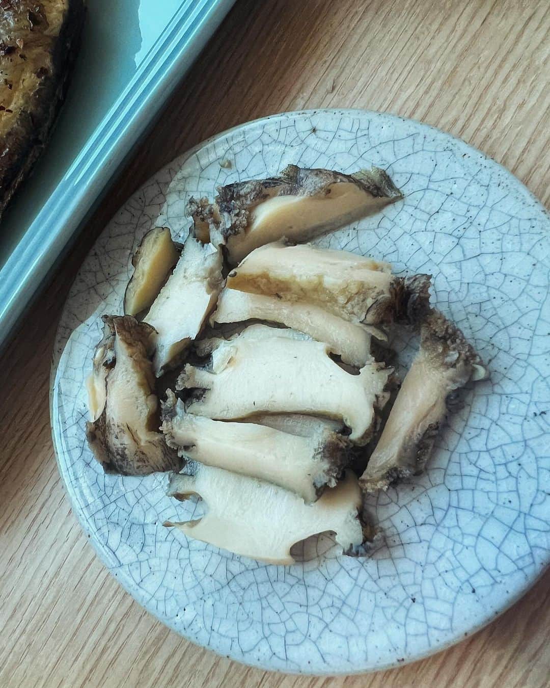 キム・ヨンチョルさんのインスタグラム写真 - (キム・ヨンチョルInstagram)「이런게 백반이지! 👍👍👍👍👍 엄마가 보내준 삶은 전복.. 내가 썰어.. 과메기 초장으로. 엄마가 해준 김장김치.. 안에 굴이 있다. 완전 시원한 맛! 묵은지 & 국민육수 그리고 돼지고기 앞다리살 김치찌개! 오이고추 막장찍어 굴비해동해서 남은 샴페인으로 졀어 했더니 살이 통통🥂 오일뿌리니 맛이 더 좋네!  다들 이렇게 먹지 않나? 애숙이누나 엄마 좀 보여줘라 @kimlovesook 👏」12月16日 12時25分 - luxekim