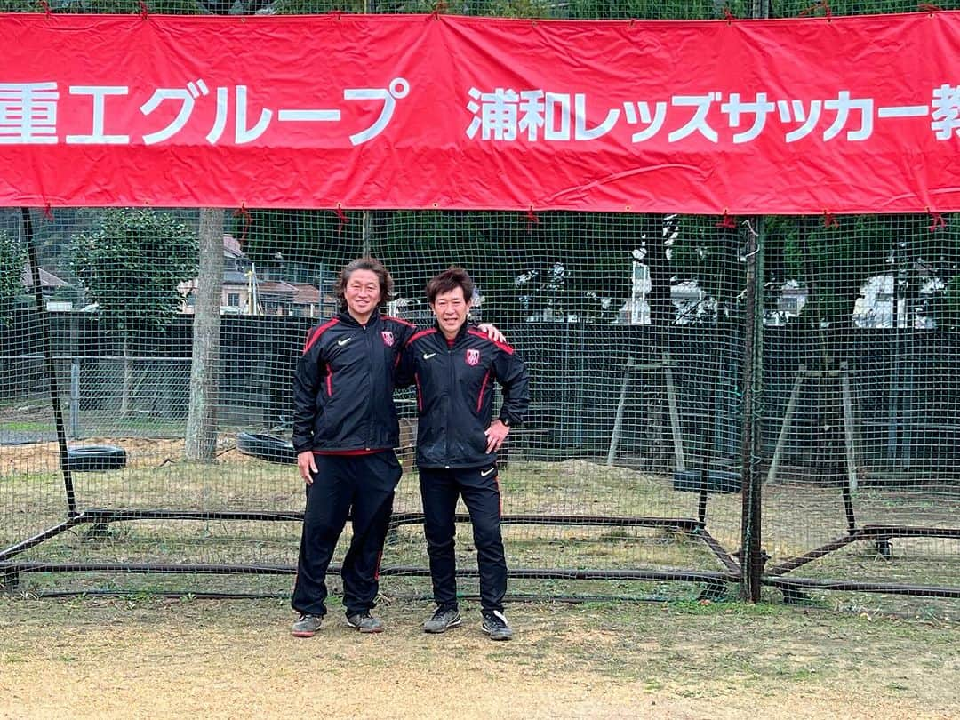 水内猛さんのインスタグラム写真 - (水内猛Instagram)「三菱重工グループ浦和レッズサッカー教室⚽️下関で開催❗️小雨とやや強い風の中でしたが、最後まで笑顔でやり切りました😊 #三菱重工 #下関 #浦和レッズ #ハートフルクラブ #親子サッカー教室 #岡野雅行 #野人」12月16日 12時34分 - takeshimizuuchi