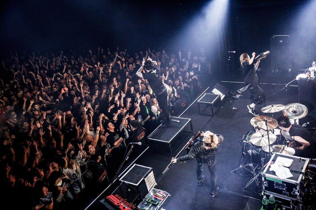 MAH のインスタグラム：「SiM “PLAYDEAD” WORLD TOUR SEASON 1 in 🇯🇵 Day 21 at EVANS CASTLE HALL, Nara.  #SiM #PLAYDEAD #KNOSIS  📷 @koheisuzukiphoto」