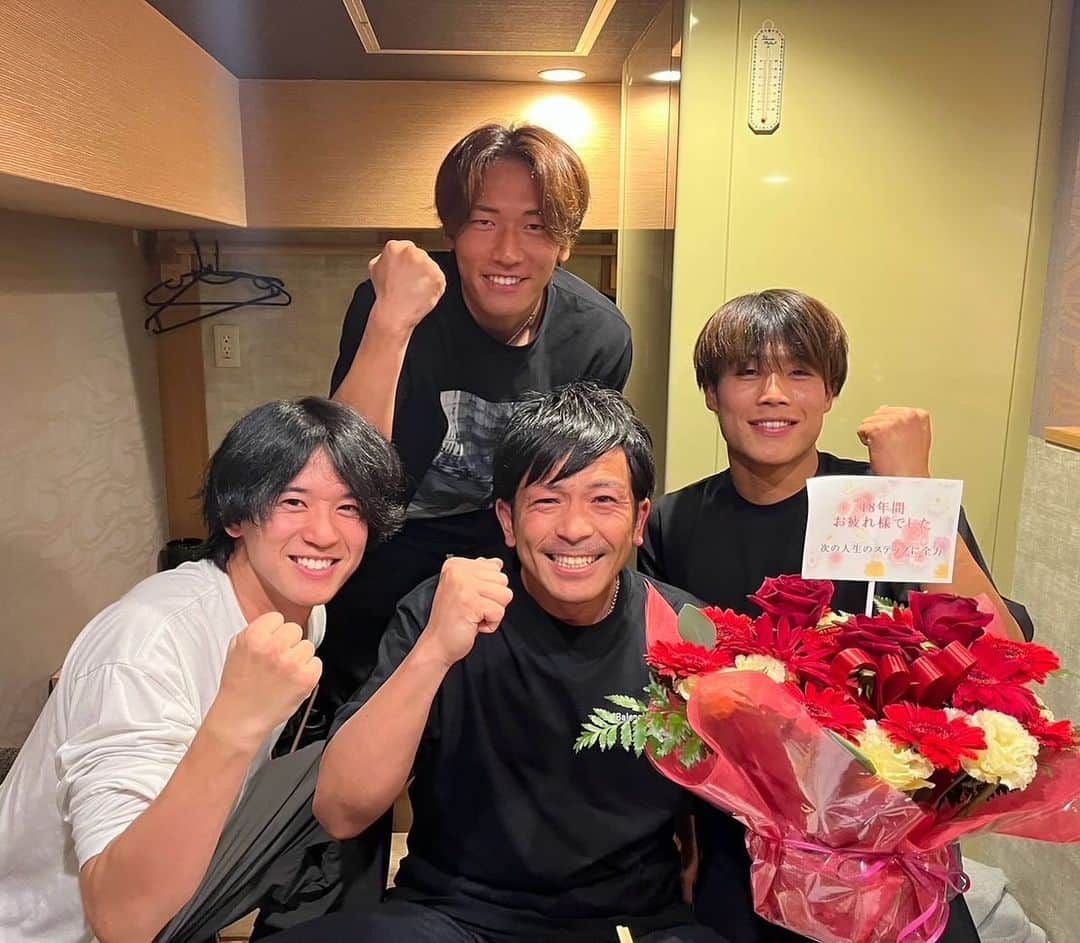 松田宣浩のインスタグラム：「宮ちゃん素晴らしいお花ありがとうございます‼️サガン鳥栖、悠人選手アビスパ福岡凌我、逸稀選手がんばれ‼️」