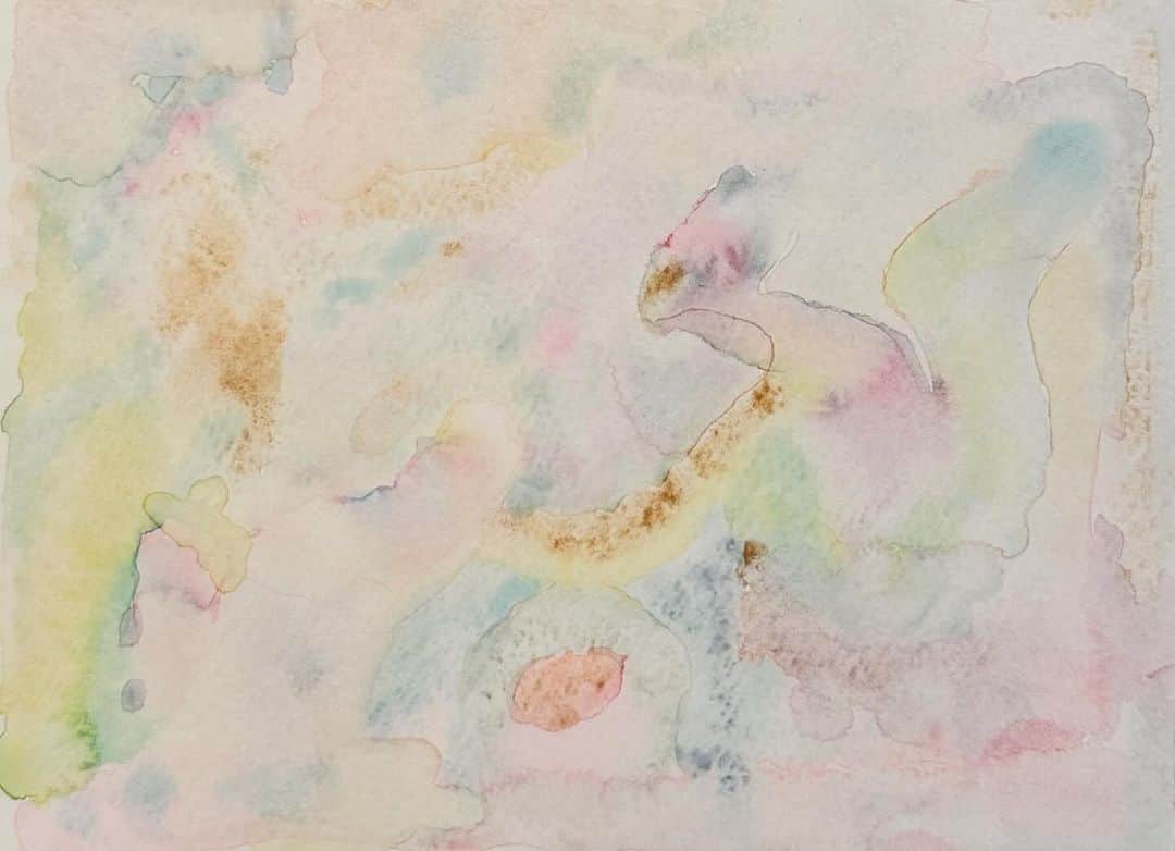 鈴木杏のインスタグラム：「縦で描いていても、横にしてみると、いいな、と思う景色になっていたりする🩵　#スズキの絵#ホログラム#水彩画」