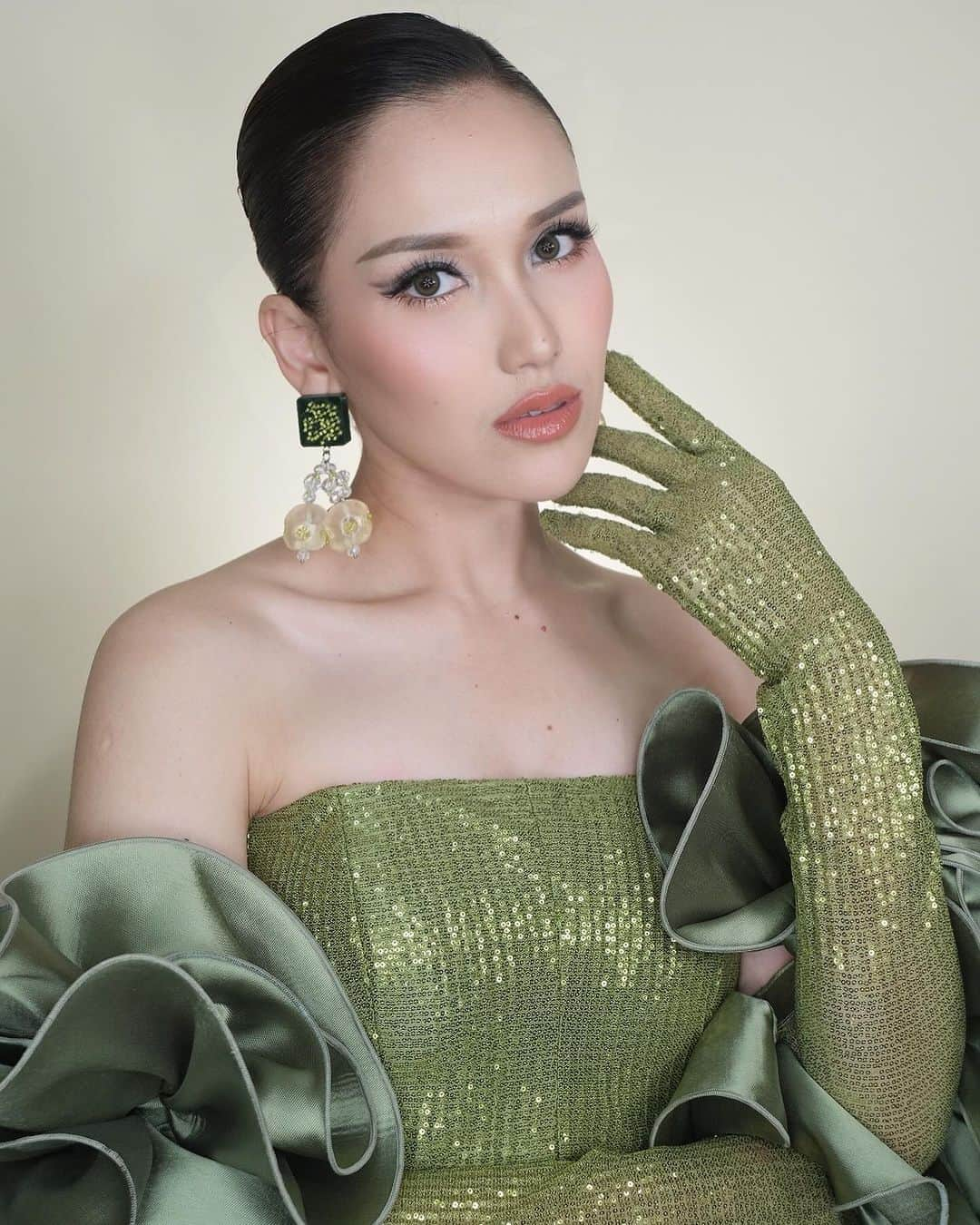 アユ・ティンティンさんのインスタグラム写真 - (アユ・ティンティンInstagram)「HUT TRANSMEDIA 💚 Gown custom @julianto.official  Shoes custom @lathonugraha Earrings @prelstudio Make up @candrazhang Hair @kriznafahrezi  Fashion Stylist @erichalamin Styling Team @muhafiattt」12月16日 12時49分 - ayutingting92