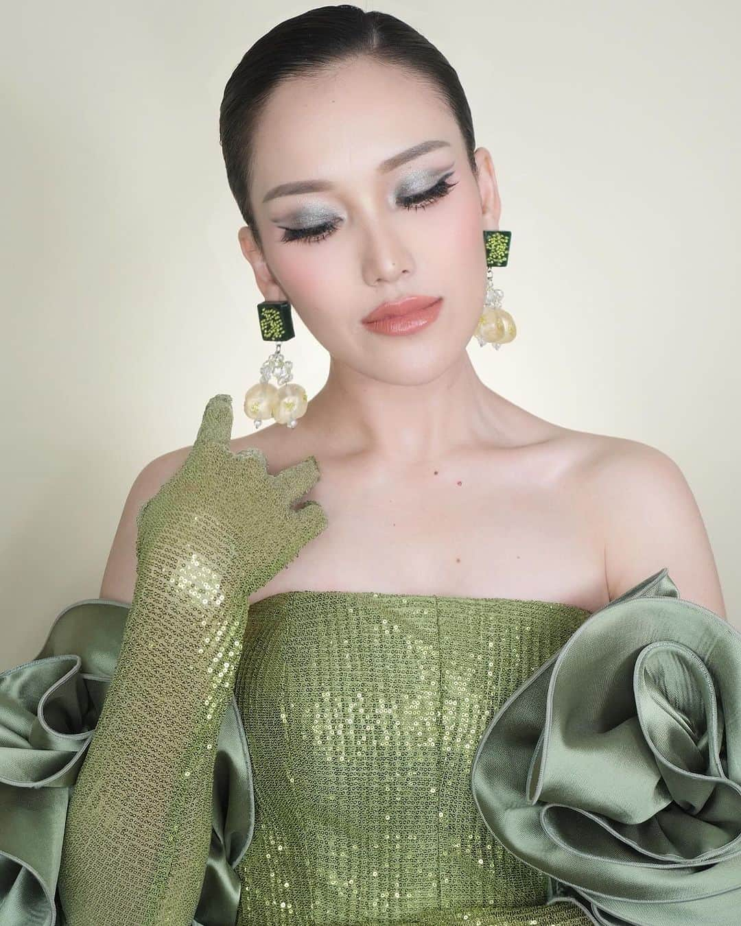 アユ・ティンティンさんのインスタグラム写真 - (アユ・ティンティンInstagram)「HUT TRANSMEDIA 💚 Gown custom @julianto.official  Shoes custom @lathonugraha Earrings @prelstudio Make up @candrazhang Hair @kriznafahrezi  Fashion Stylist @erichalamin Styling Team @muhafiattt」12月16日 12時49分 - ayutingting92