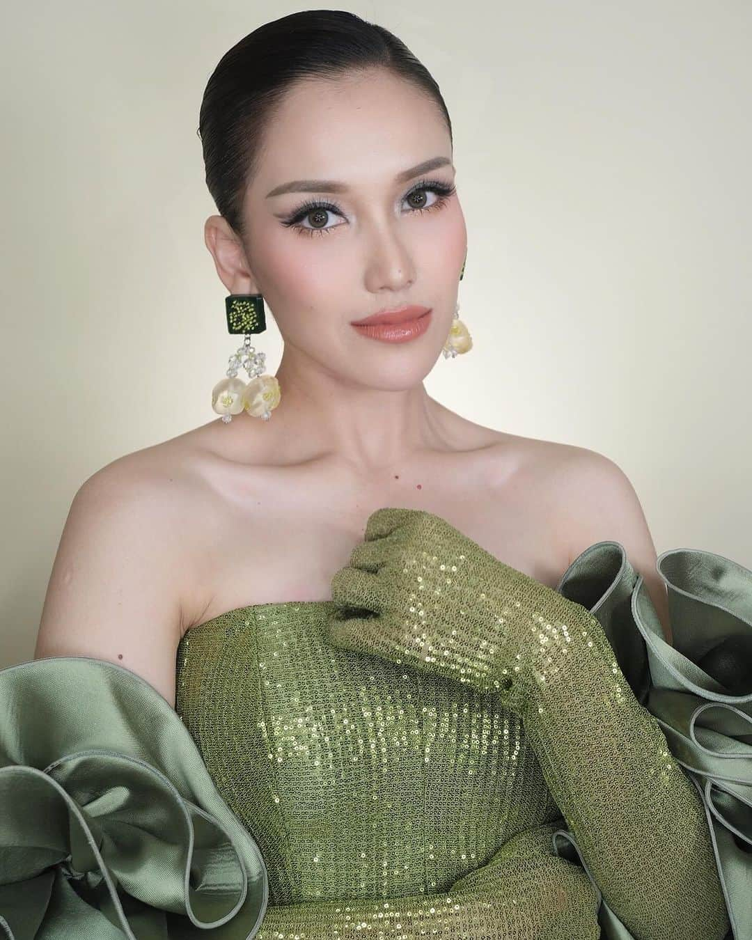 アユ・ティンティンのインスタグラム：「HUT TRANSMEDIA 💚 Gown custom @julianto.official  Shoes custom @lathonugraha Earrings @prelstudio Make up @candrazhang Hair @kriznafahrezi  Fashion Stylist @erichalamin Styling Team @muhafiattt」