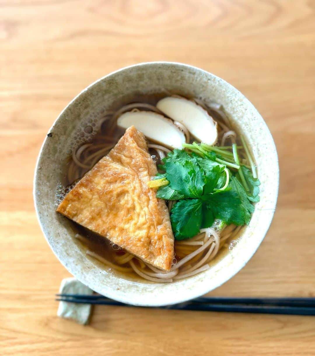 Chiharu Ko8yacのインスタグラム：「⚪︎きつね蕎麦⚪︎ ・ 昆布と色んな節のお出汁に濃口醤油と味醂 ・ 甘く炊いたお揚げとかまぼこ 三つ葉に柚子の皮 ・ 今日は醤油辛めの関東スタイルで #うちの昼麺  ・ 在宅仕事の日は95%麺類です🤭 #おうちごはん#うちごはん#おひるごはん#お昼ごはん#ランチ#おそば#蕎麦#きつね蕎麦#きつね#お揚げ#油揚げ」