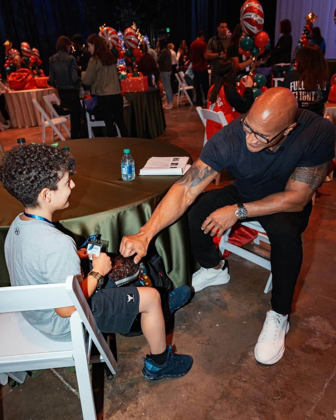 ドウェイン・ジョンソンさんのインスタグラム写真 - (ドウェイン・ジョンソンInstagram)「This is Kamran ‘Buddy’ Golesorkhi from @makeawishamerica.   He’s 9yrs old and he’s awesome.   Buddy’s wish was to meet me.   He was so proud - rightfully so - to show me his insanely cool new prosthetic leg🦿👏🏾👏🏾👊🏾  Wish I was as cool as Buddy but that’s what makes him special.   Lots of positive and good stuff still happens in this world and Buddy is one of them.   #MakeAWishDay #21Kids  #BestDayEver」12月16日 13時11分 - therock