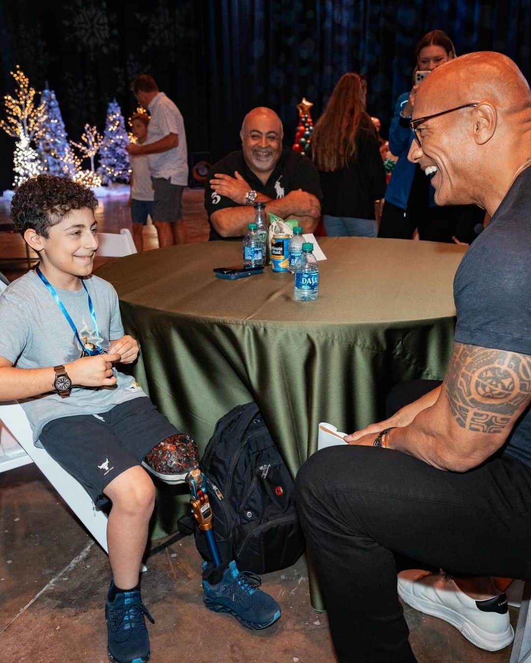 ドウェイン・ジョンソンさんのインスタグラム写真 - (ドウェイン・ジョンソンInstagram)「This is Kamran ‘Buddy’ Golesorkhi from @makeawishamerica.   He’s 9yrs old and he’s awesome.   Buddy’s wish was to meet me.   He was so proud - rightfully so - to show me his insanely cool new prosthetic leg🦿👏🏾👏🏾👊🏾  Wish I was as cool as Buddy but that’s what makes him special.   Lots of positive and good stuff still happens in this world and Buddy is one of them.   #MakeAWishDay #21Kids  #BestDayEver」12月16日 13時11分 - therock