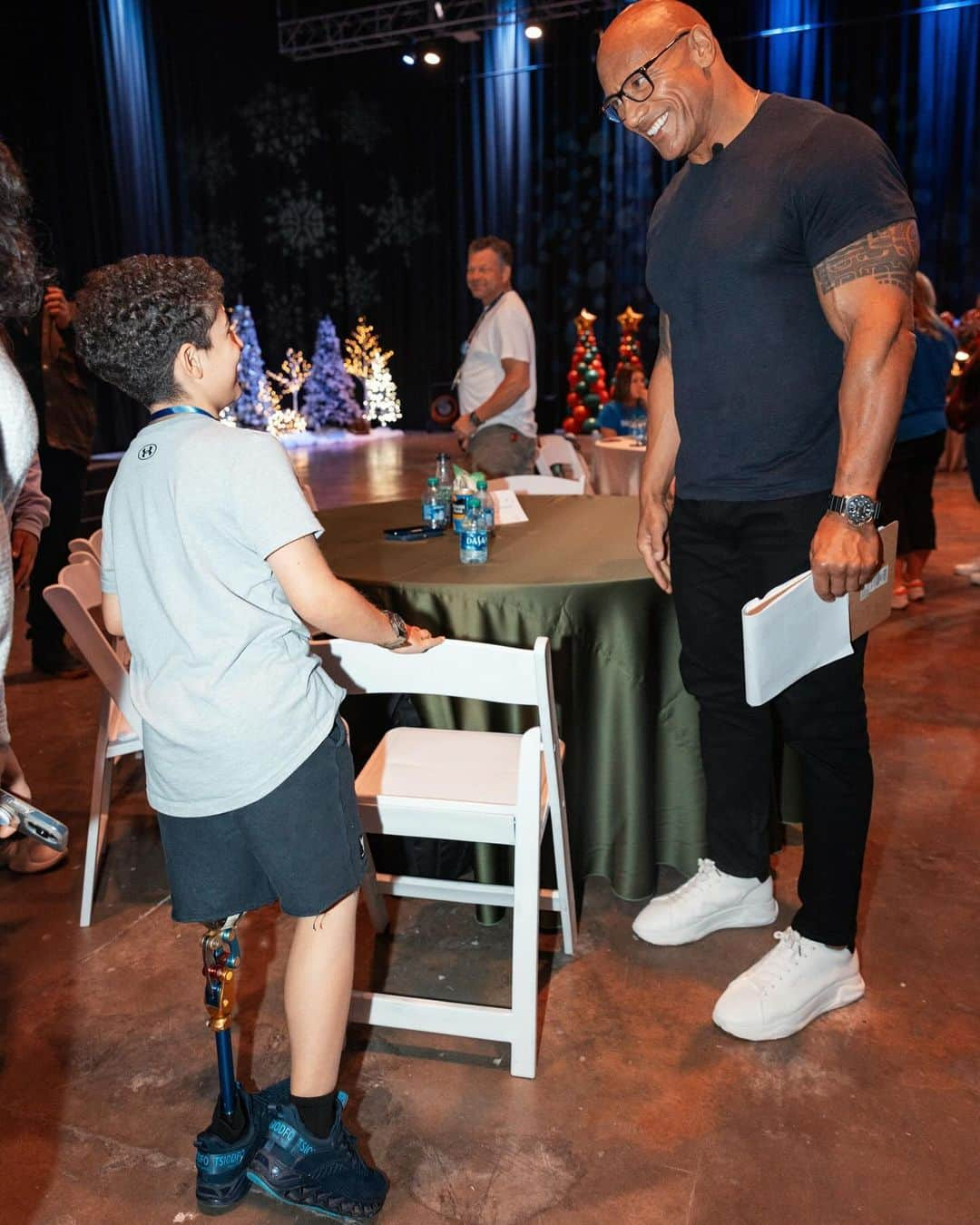 ドウェイン・ジョンソンさんのインスタグラム写真 - (ドウェイン・ジョンソンInstagram)「This is Kamran ‘Buddy’ Golesorkhi from @makeawishamerica.   He’s 9yrs old and he’s awesome.   Buddy’s wish was to meet me.   He was so proud - rightfully so - to show me his insanely cool new prosthetic leg🦿👏🏾👏🏾👊🏾  Wish I was as cool as Buddy but that’s what makes him special.   Lots of positive and good stuff still happens in this world and Buddy is one of them.   #MakeAWishDay #21Kids  #BestDayEver」12月16日 13時11分 - therock