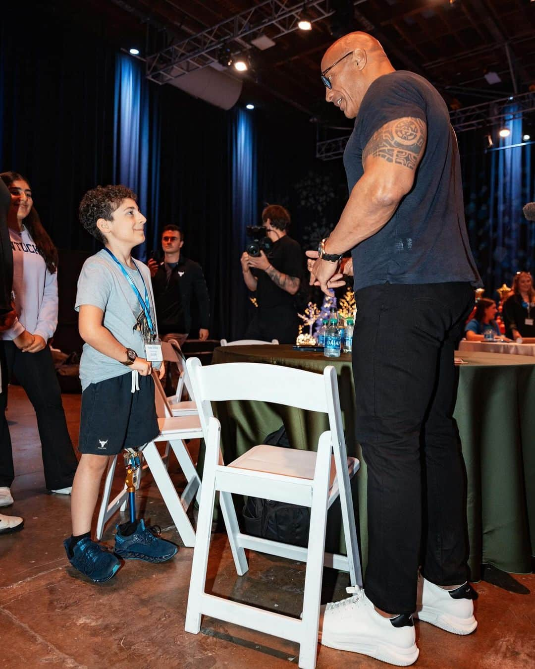 ドウェイン・ジョンソンさんのインスタグラム写真 - (ドウェイン・ジョンソンInstagram)「This is Kamran ‘Buddy’ Golesorkhi from @makeawishamerica.   He’s 9yrs old and he’s awesome.   Buddy’s wish was to meet me.   He was so proud - rightfully so - to show me his insanely cool new prosthetic leg🦿👏🏾👏🏾👊🏾  Wish I was as cool as Buddy but that’s what makes him special.   Lots of positive and good stuff still happens in this world and Buddy is one of them.   #MakeAWishDay #21Kids  #BestDayEver」12月16日 13時11分 - therock