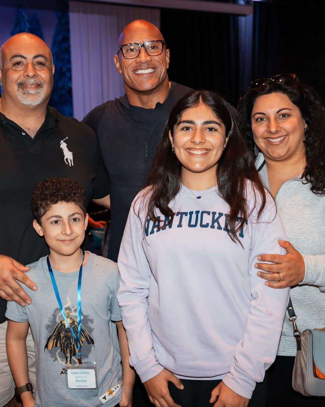 ドウェイン・ジョンソンさんのインスタグラム写真 - (ドウェイン・ジョンソンInstagram)「This is Kamran ‘Buddy’ Golesorkhi from @makeawishamerica.   He’s 9yrs old and he’s awesome.   Buddy’s wish was to meet me.   He was so proud - rightfully so - to show me his insanely cool new prosthetic leg🦿👏🏾👏🏾👊🏾  Wish I was as cool as Buddy but that’s what makes him special.   Lots of positive and good stuff still happens in this world and Buddy is one of them.   #MakeAWishDay #21Kids  #BestDayEver」12月16日 13時11分 - therock