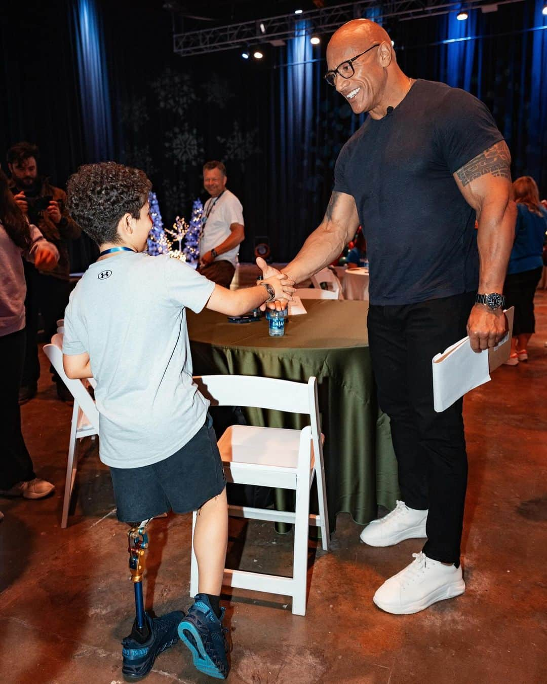 ドウェイン・ジョンソンさんのインスタグラム写真 - (ドウェイン・ジョンソンInstagram)「This is Kamran ‘Buddy’ Golesorkhi from @makeawishamerica.   He’s 9yrs old and he’s awesome.   Buddy’s wish was to meet me.   He was so proud - rightfully so - to show me his insanely cool new prosthetic leg🦿👏🏾👏🏾👊🏾  Wish I was as cool as Buddy but that’s what makes him special.   Lots of positive and good stuff still happens in this world and Buddy is one of them.   #MakeAWishDay #21Kids  #BestDayEver」12月16日 13時11分 - therock