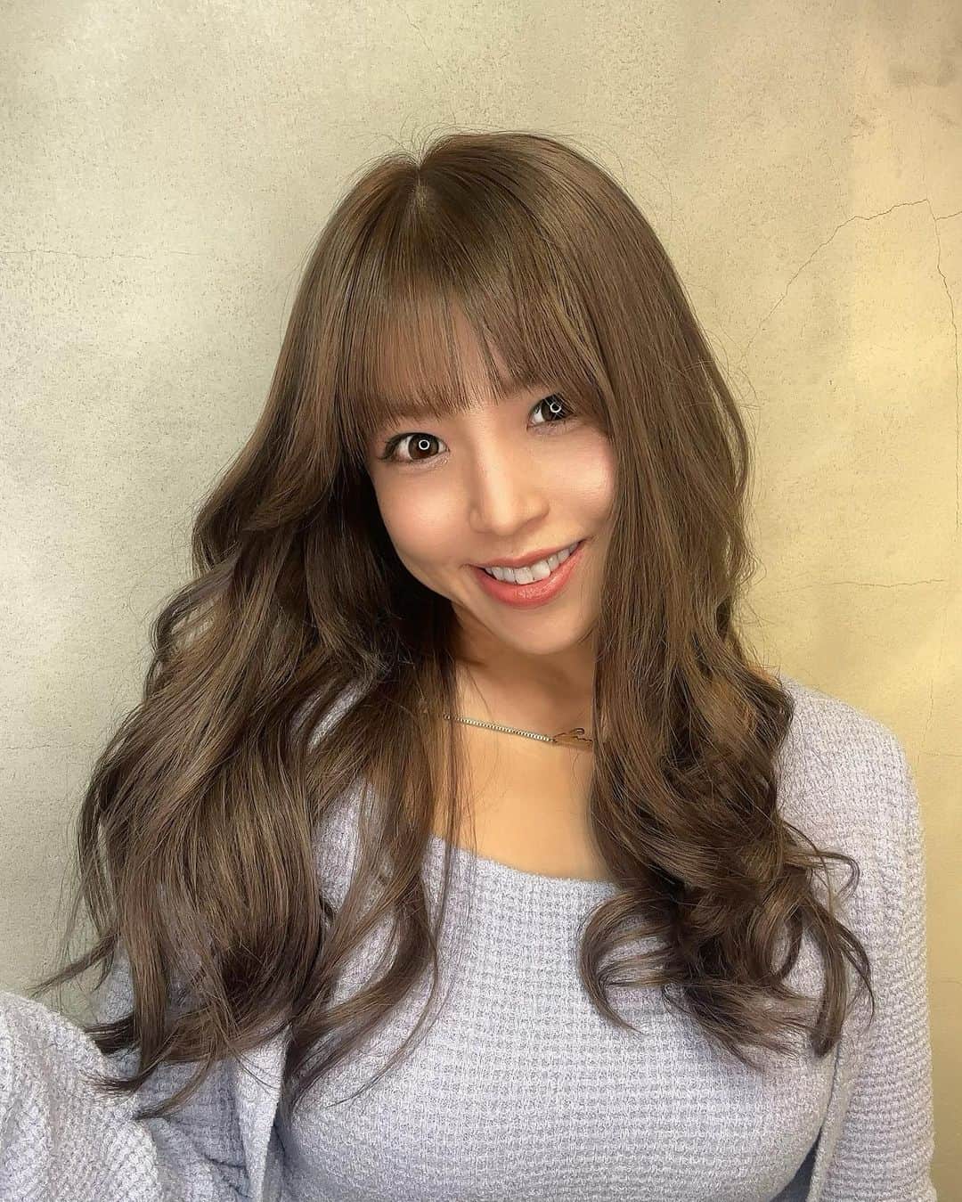 白川未奈さんのインスタグラム写真 - (白川未奈Instagram)「もう染めてから1ヶ月経つけど、まだエクステもサラサラ〜✨✨いつもサラサラ綺麗に染めてくださりありがとうございます❣️  写真載せたのも束の間、次の髪色したいの決まったので、近々いきまーーーーす！！！  @vaice_kazu @vaice_shibuya @vaice_tana  #beauty #エクステ #vaice渋谷 #ヘアカラー」12月16日 13時18分 - mina_shirakawa