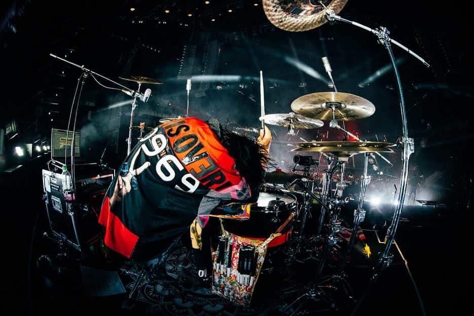 Tomoyaさんのインスタグラム写真 - (TomoyaInstagram)「Malaysia🔥🔥🔥 Bagus!!!!!!!!!! Thank you so much👏🕊   @oneokrockofficial  @ruihashimoto 📸   #oneokrock #drummer #luxurydisease」12月16日 13時47分 - tomo_10969