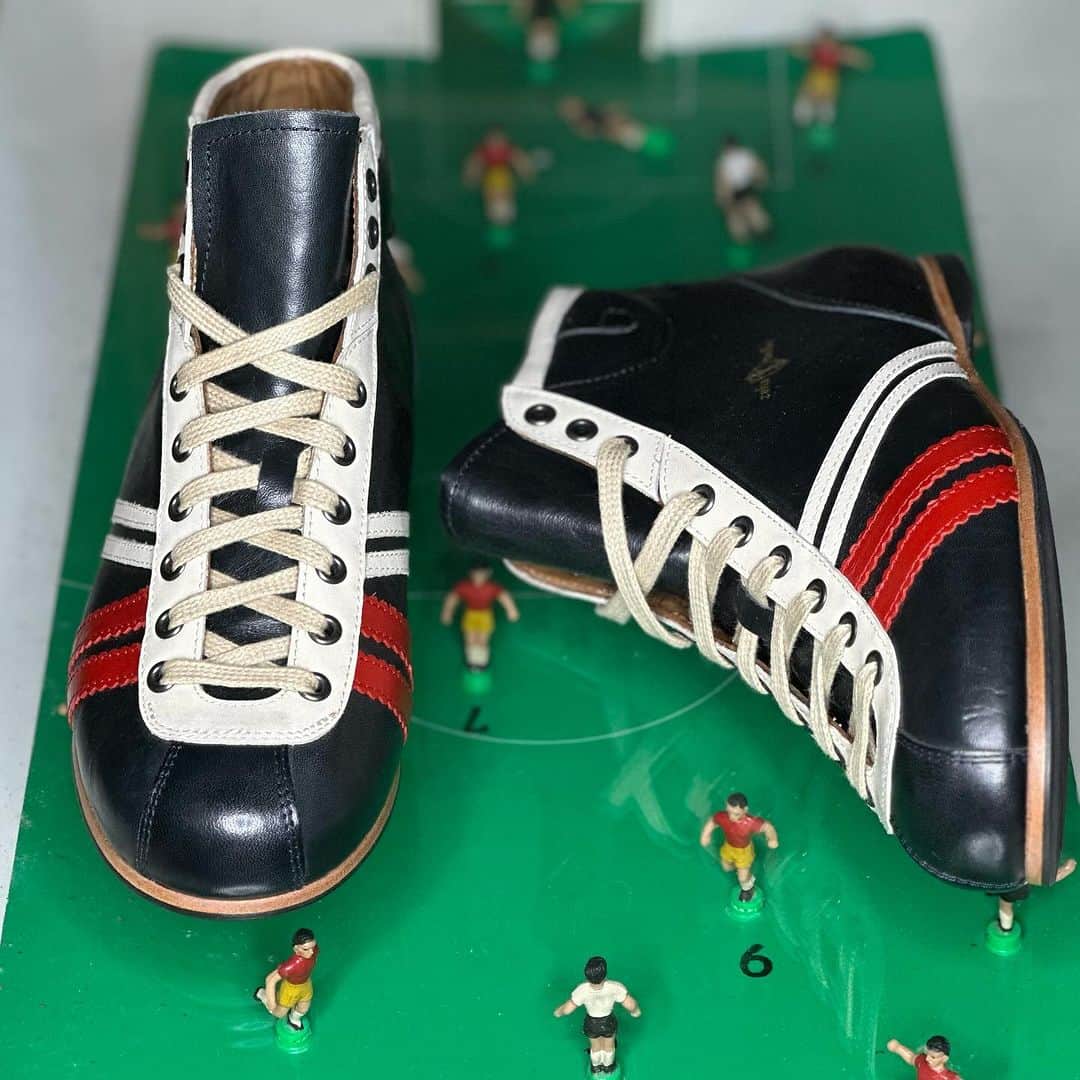ツェハのインスタグラム：「Carl Hässner DERBY Football ⚽️ Retro Sneakers NEW COLLECTION 👉 Jetzt ONLINE  #liga  #zeha #zehaberlin #retro  #sneakers #shoes #footwear #retrosneakers #vintage #berlin #sportgeschichte #newcollection #oldgermanbrand #mensfashion #fashionstyle #50s #vibramsole #vintagesoccer #soccer #calcio #fussball #storiadelcalcio #people #pantone2024 #vintagesneakers #heritagestyle  #retrodesign #vintagelover #trainers #handwerk」