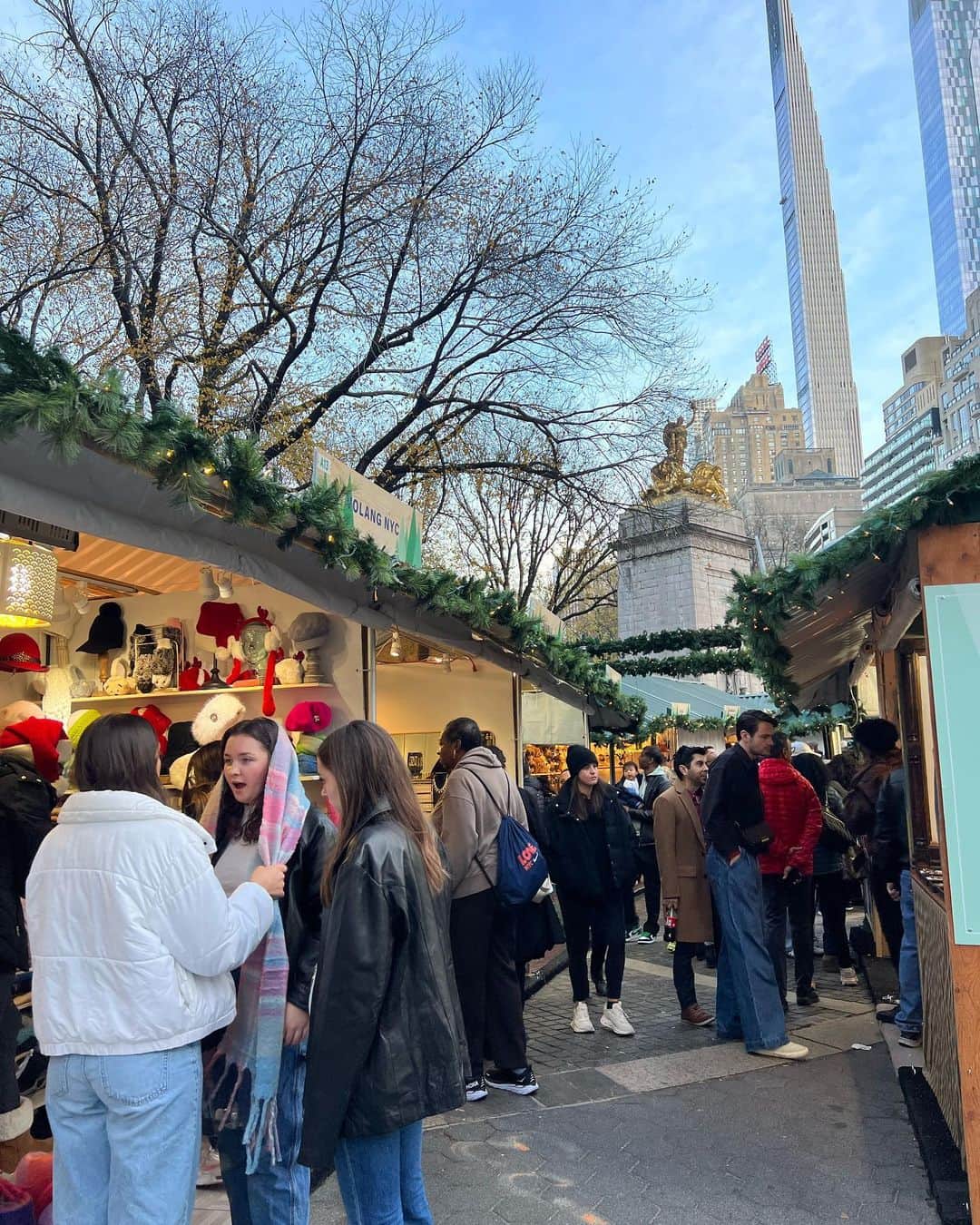 荒木優里さんのインスタグラム写真 - (荒木優里Instagram)「🌟 Columbus Circleのクリスマスマーケット🧸✨😁  週末だったのでかなり賑わっていました😳😳  他と比べるとコンパクトな印象だけど、 それぞれ雰囲気が違って楽しい😆❣️  部屋にツリーは買ってないものの お気に入りのオーナメントを集める日々です😍😍  #columbuscircle #holidaymarket #christmasmarket  #アメリカ生活 #アメリカ暮らし #ニューヨーク #ニューヨーク生活  #ニューヨーク暮らし #ニューヨーク在住 #Newyork #NYC #NY #アメリカ在住日本人 #帯同妻 #渡米記録 #海外生活 #travel #trip #旅行好き #アナウンサー #フリーアナウンサー #荒木優里 #荒木優里のゆるりアメリカ生活」12月16日 13時54分 - yuriaraki0726