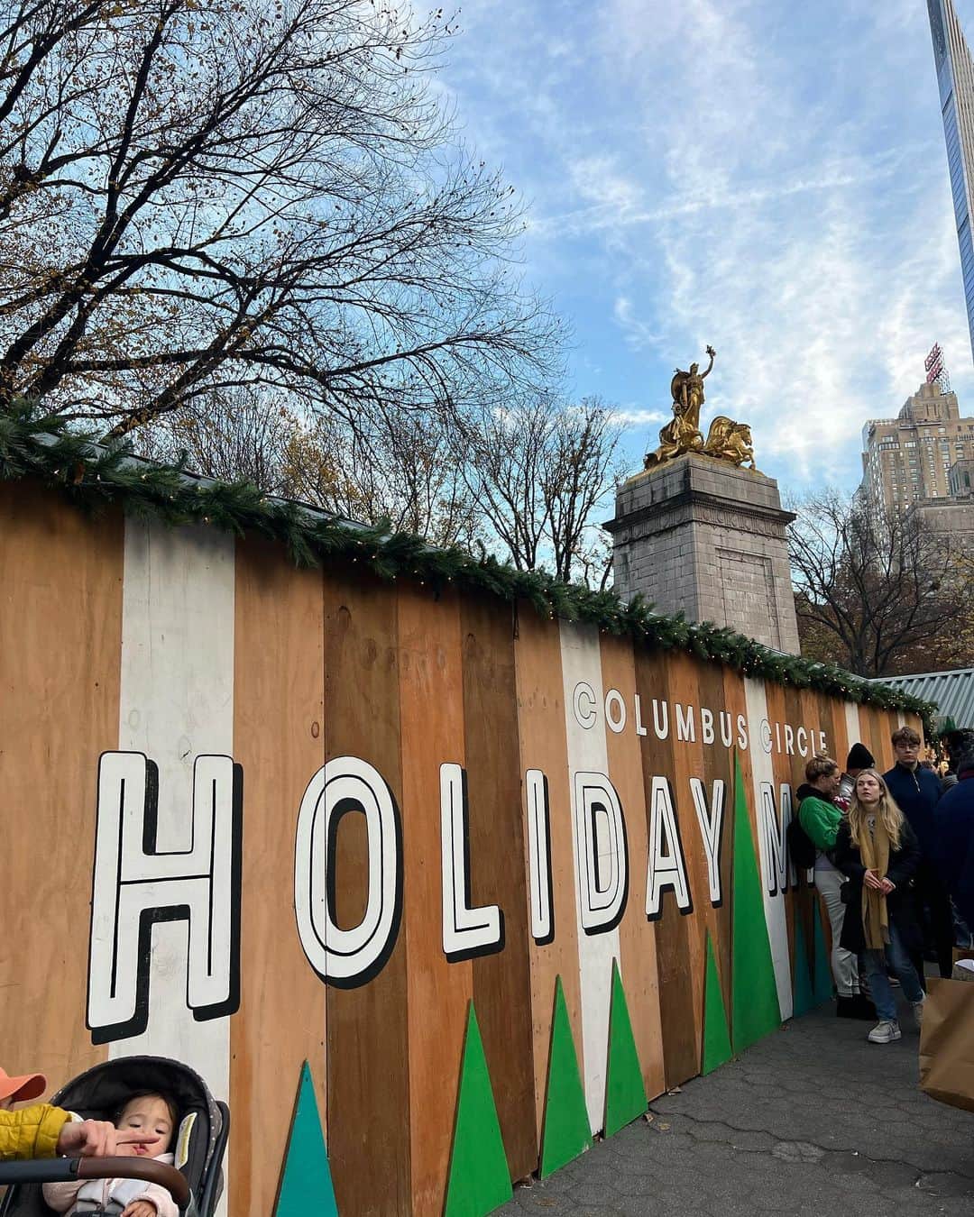 荒木優里さんのインスタグラム写真 - (荒木優里Instagram)「🌟 Columbus Circleのクリスマスマーケット🧸✨😁  週末だったのでかなり賑わっていました😳😳  他と比べるとコンパクトな印象だけど、 それぞれ雰囲気が違って楽しい😆❣️  部屋にツリーは買ってないものの お気に入りのオーナメントを集める日々です😍😍  #columbuscircle #holidaymarket #christmasmarket  #アメリカ生活 #アメリカ暮らし #ニューヨーク #ニューヨーク生活  #ニューヨーク暮らし #ニューヨーク在住 #Newyork #NYC #NY #アメリカ在住日本人 #帯同妻 #渡米記録 #海外生活 #travel #trip #旅行好き #アナウンサー #フリーアナウンサー #荒木優里 #荒木優里のゆるりアメリカ生活」12月16日 13時54分 - yuriaraki0726