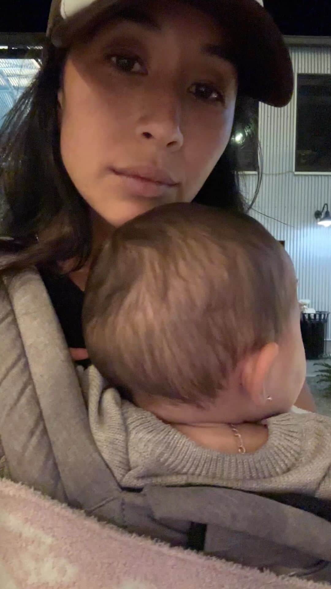 ケリア・モニーツのインスタグラム：「Instagram… just cherishing these moments with my sweet baby before she’s too big for this carrier 🤍」