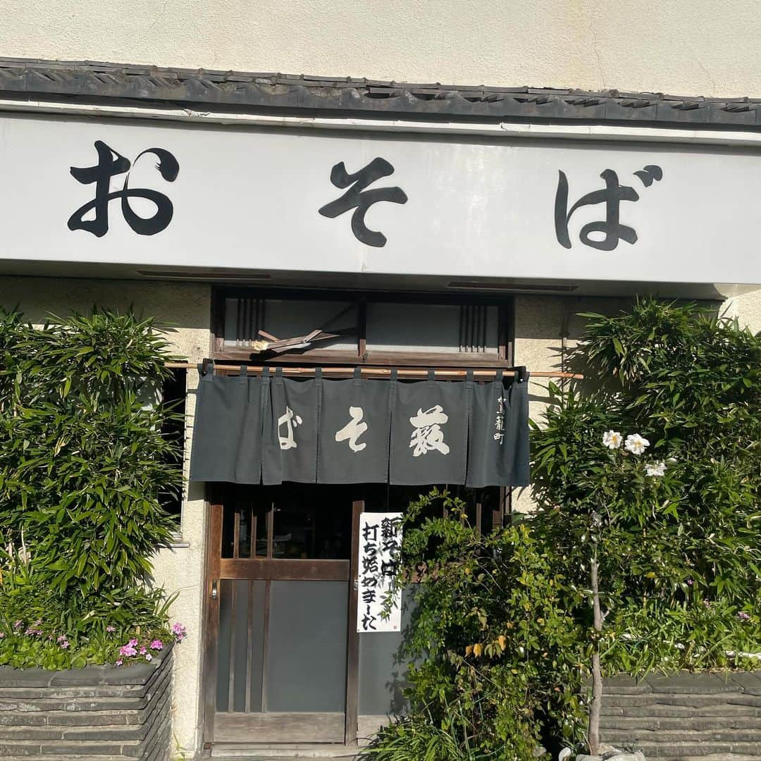 小宮山雄飛さんのインスタグラム写真 - (小宮山雄飛Instagram)「土曜の昼は、安定のおひとり蕎麦屋はしご酒。 町蕎麦の名店、大塚小倉庵からの、千石の老舗駕籠町 藪そば。 かなり角が立ったツルツル麺の小倉庵に、極細で柔め目の藪。 はしごだからこそ、細かい違いも味わえます。　#蕎麦呑み　#隠れミッキー」12月16日 14時02分 - yuhikomiyama