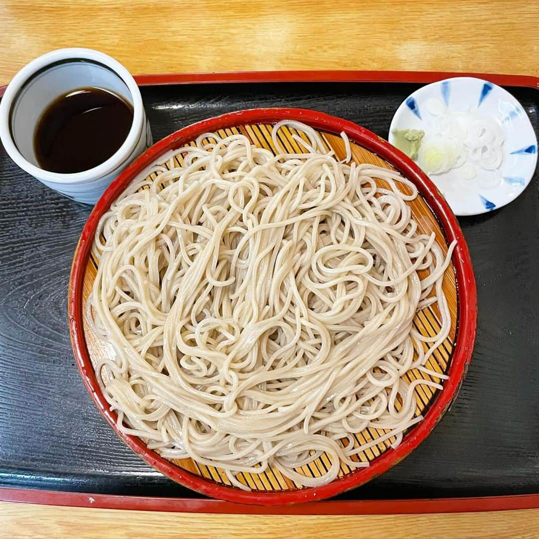 小宮山雄飛のインスタグラム：「土曜の昼は、安定のおひとり蕎麦屋はしご酒。 町蕎麦の名店、大塚小倉庵からの、千石の老舗駕籠町 藪そば。 かなり角が立ったツルツル麺の小倉庵に、極細で柔め目の藪。 はしごだからこそ、細かい違いも味わえます。　#蕎麦呑み　#隠れミッキー」