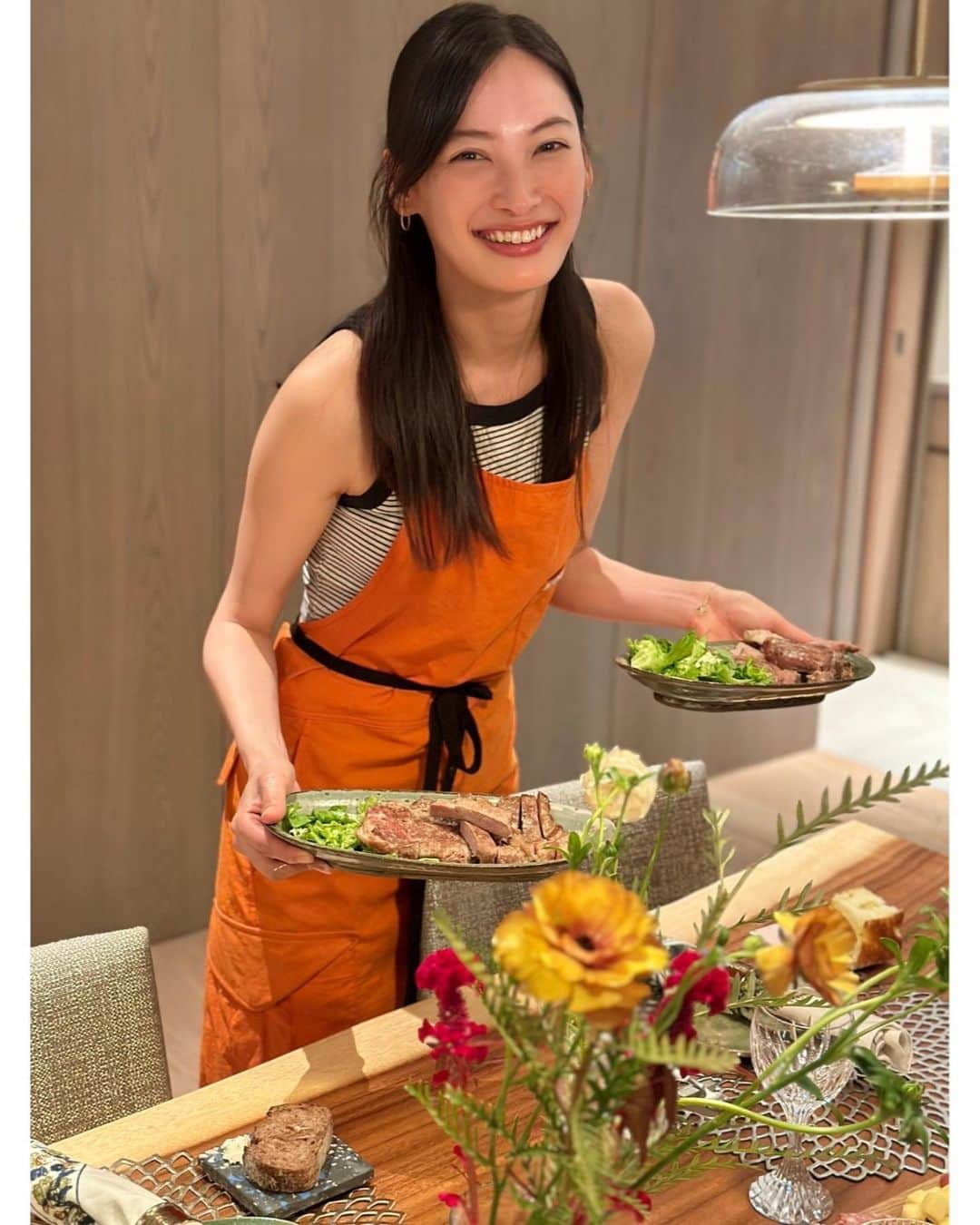 佐々木希のインスタグラム：「美玲ちゃんのお誕生日会では、 絢の手作りご飯を食べて幸せ🍴♡ どれも本当に美味しい！子供用にも沢山用意してくれてた👦🏻感謝。  絢は冬でもタンクトップで元気なんです😆 エプロン姿で料理を運ぶ様子は、いつもの光景で当たり前過ぎるけど、今回撮ってみた🤳 相変わらずいい女🥰」