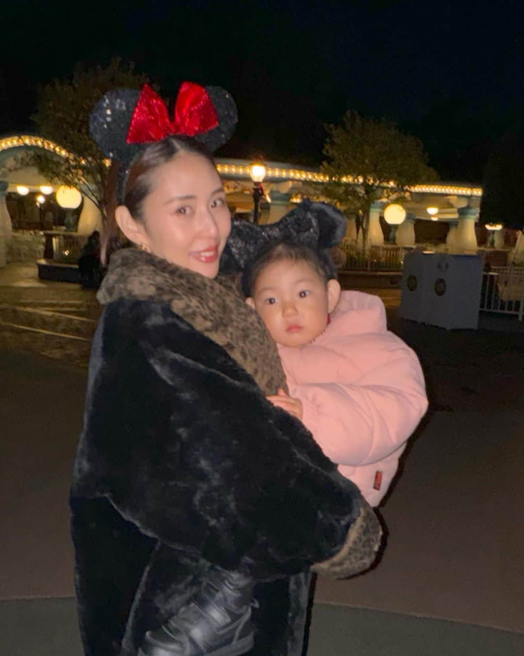 出浦寛子（HIROKO）のインスタグラム：「🏰🐭🎀✨  娘、初ディズニー！！ 目キラキラさせてた🥹‪🫶🏻  パーク内にいると足の疲れ感じないの不思議❤️  #tokyodisneyland  #ディズニーランド #子連れディズニー #ミニーちゃんに会えた︎」