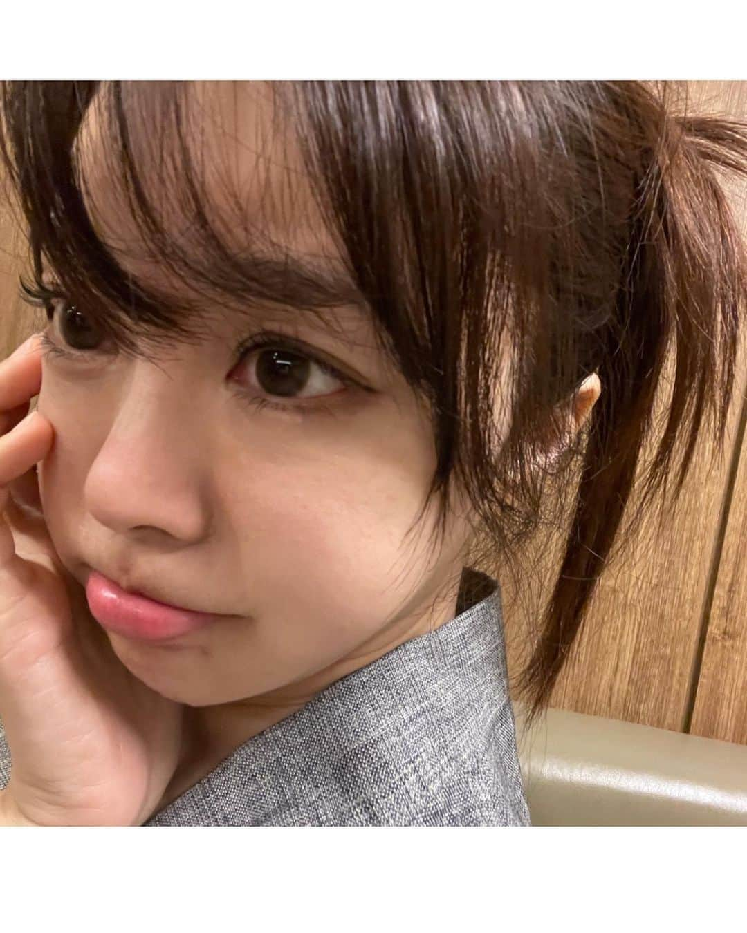 チョ・ミニョンさんのインスタグラム写真 - (チョ・ミニョンInstagram)「#보정어플 따위 안쓰는 37살🥳 ( 요새 살빠지고 상태 좋아서 허세 부려봅니다 ) 저도 살찌면 보정어플 달고 살죠 🤭  저 머리해주는 헤어쌤이 살 빼지 말라고 안 뺀게 더 이쁠것 같다고 하시더니 빠지니까 진짜 훨씬났다고  보통 제나이에 급살 빼면 급 늙는데  비채리바 랑 여에스더 세트덕에 이쁘고 건강하게 빠져서 너무 좋아요 🫶🏻  아무거나 먹고 살 빼면 오히료 다이어트 안하니만 못 한 축처진 늙은 해골 바가지 되잖아요. 🥲  어제도 새벽까지 친구들이랑 제가 일본에서 사온 과자들이랑 위스키 파티 했는데 비채리바로 먹은 걸 다 비우고 자서 그런지 아침 상태 장 건강하고 매우 멀끔합니다♥️  비채리바 놓친분들은 내일 낮 12시 하루 반짝 오픈 도와드릴게요」12月16日 14時13分 - xxjominxx