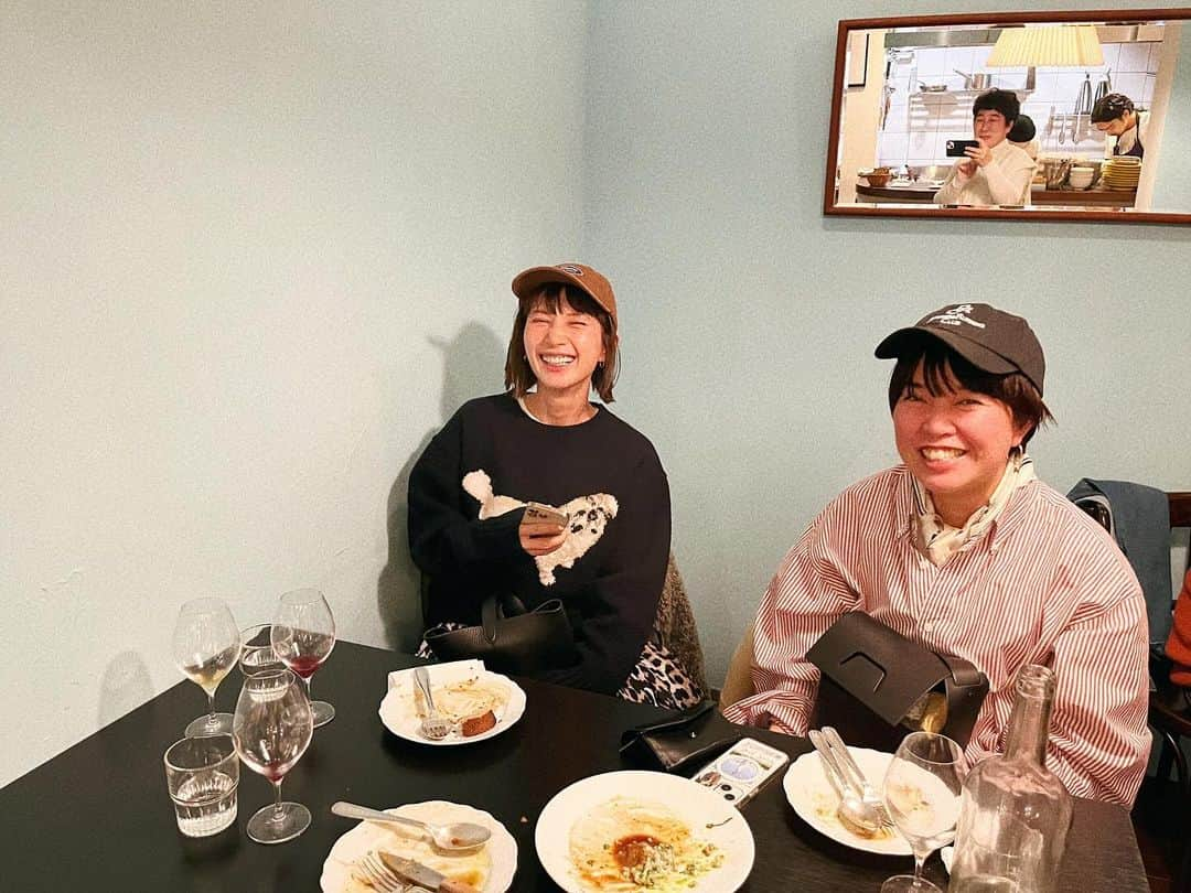 kazumiさんのインスタグラム写真 - (kazumiInstagram)「昨夜の楽しかった記録🍽️🍷 大好きなおふたりと @a.ishiiiii  @yokoyosh  疲れも吹き飛ぶありがたやぁな夜。 笑ったなぁ🤣🙏💛💙🩷 鏡越しにちらりあすかさん😻🫶  あっといまに12月半ば。 年の瀬が近づいてきていてほんとに一年の早さに びっくりする〜！  #年末#忘年会#kazumi」12月16日 14時17分 - kazumi0728