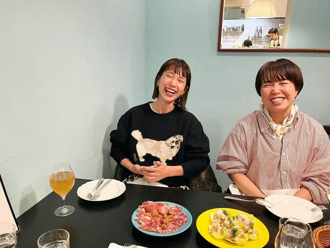 kazumiさんのインスタグラム写真 - (kazumiInstagram)「昨夜の楽しかった記録🍽️🍷 大好きなおふたりと @a.ishiiiii  @yokoyosh  疲れも吹き飛ぶありがたやぁな夜。 笑ったなぁ🤣🙏💛💙🩷 鏡越しにちらりあすかさん😻🫶  あっといまに12月半ば。 年の瀬が近づいてきていてほんとに一年の早さに びっくりする〜！  #年末#忘年会#kazumi」12月16日 14時17分 - kazumi0728