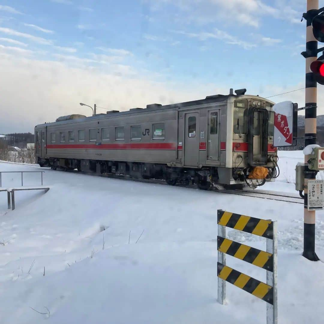 HBC北海道放送アナウンス部さんのインスタグラム写真 - (HBC北海道放送アナウンス部Instagram)「川畑恒一です。今年も、来月の「HBCカップ」中継のため、名寄２連戦を事前取材。 道中、珍しく宗谷本線の踏切が鳴り、無人の日進駅に停まる気動車が見られました！  #名寄ピヤシリシャンツェ  #名寄ピヤシリジャンプ大会  #JR北海道 #宗谷本線 #無人駅  #日進駅 #HBC #アナウンサー #川畑恒一 #HBCカップジャンプ #1月8日 #成人の日」12月16日 14時36分 - hbc_announcer