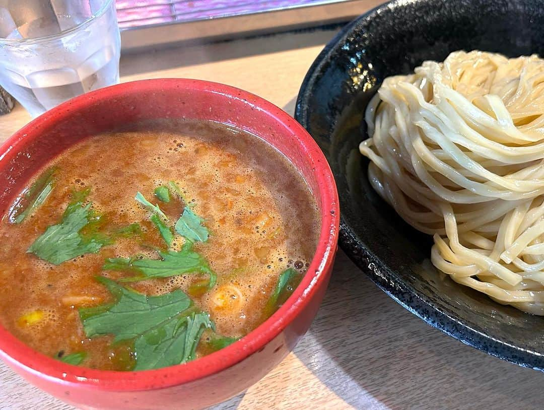 森田展義のインスタグラム：「忘れじの 夕陽丘にある 『雀』なる処で 『辛つけ麺 3辛』なるものを #タンク さんにご馳走にはなり #山田スタジアム さん達と食す！  #なる処 #なるもの食し  #nobmorley #吉本新喜劇 #森田展義 #夕陽丘 #つけ麺 #雀 #辛つけ麺 #絶品なるもの #食しログ #2023年最高辛つけ麺 #ノミネート #つけ麺好きな人と繋がりたい」