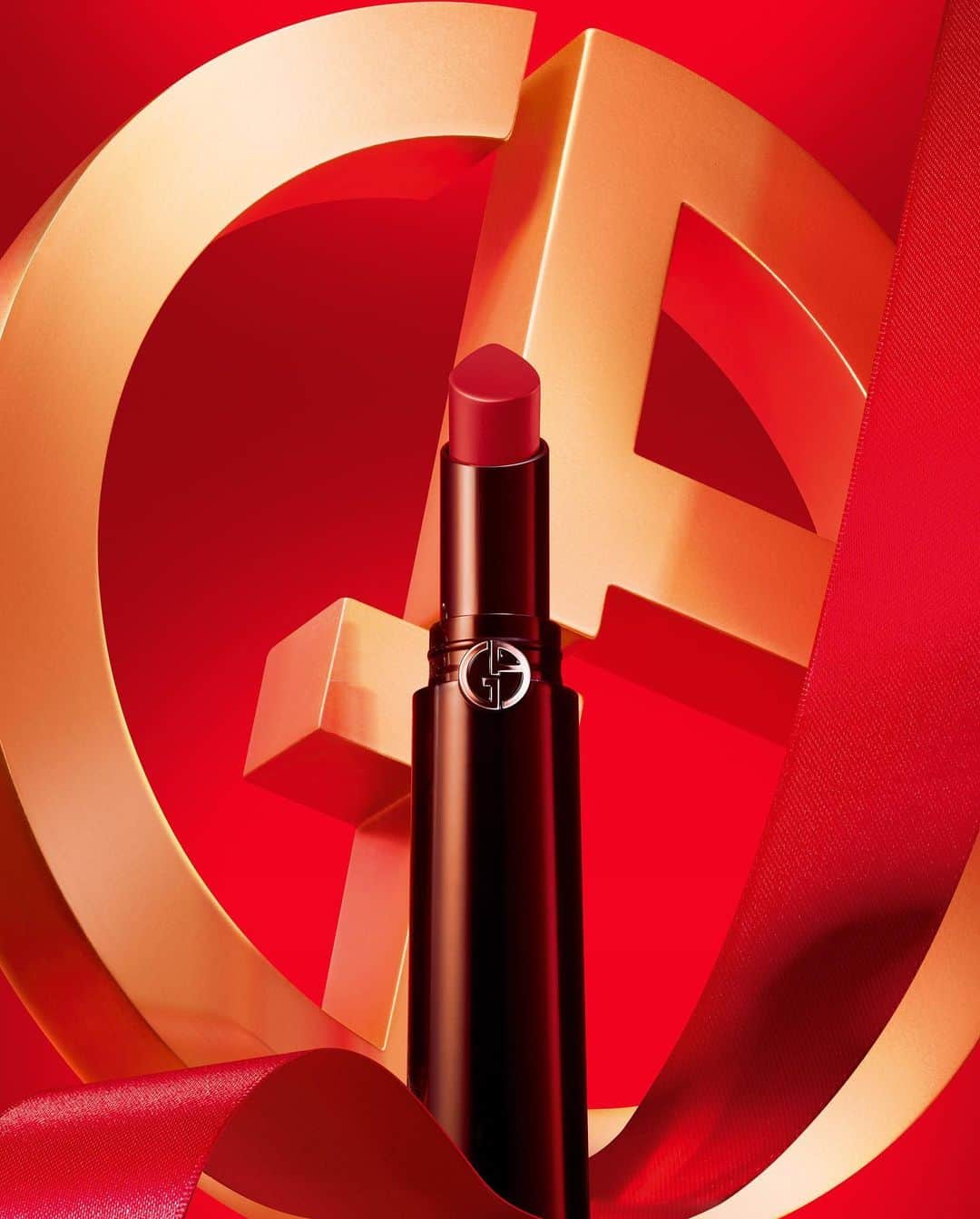Armani Beautyのインスタグラム：「A radiant holiday red. This year, give the gift of bold, comfortable color with the creamy LIP POWER, a satin lipstick that provides up to 8 hours of pigmented wear.   #Armanibeauty #ArmaniGift #ArmaniLipPower #RedLip #HolidayMakeup」