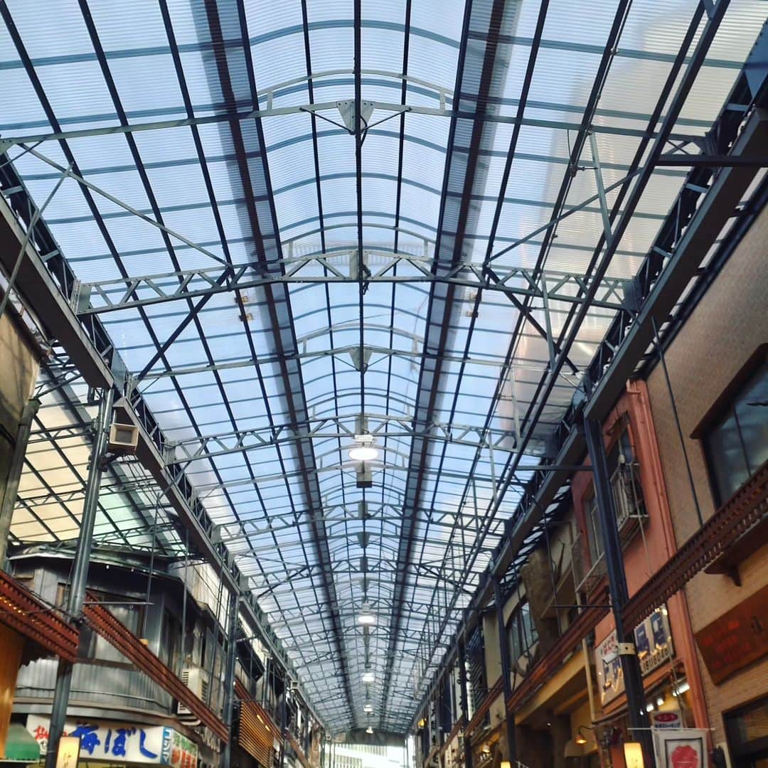 寺坂直毅のインスタグラム：「空が見えるアーケード」