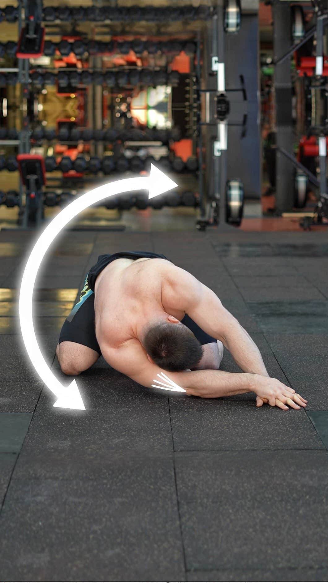 オレクシー・トロフティのインスタグラム：「Exercise for stretching the lats and scapula muscles. #afterWorkout  - place your hand in front of you diagonally at 30-45 degrees - press down with the other hand on top - rotate fluently the torso up and down - perform in turn for the left and right side ——— GYM: @redbarbell_gym」