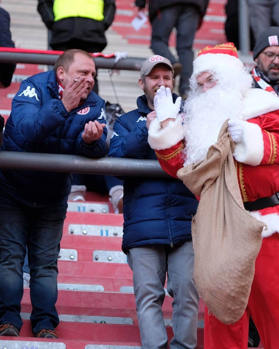 ブンデスリーガのインスタグラム：「#Bundesliga banter with Santa! 🧑‍🎄  Has he got three points in the bag? 🤔  #M05HDH | #MD15」