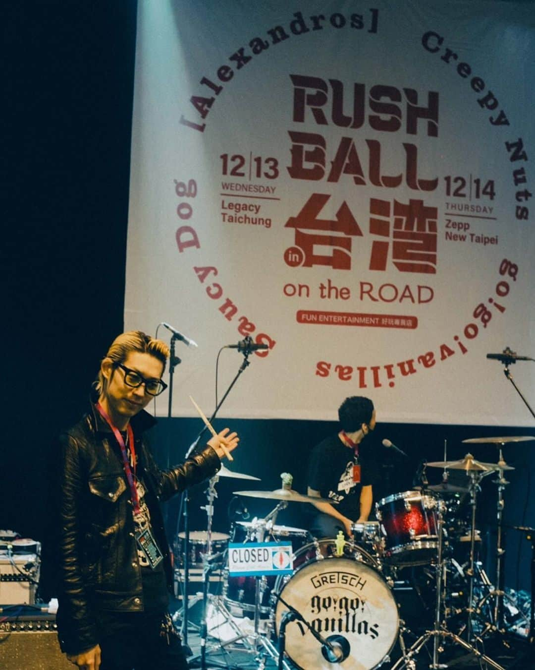 ジェットセイヤのインスタグラム：「谢谢我在台湾遇到的每一个人！很快再见🤘😎🥁🔥 #RUSHBALL in #台湾 on the ROAD 2023.12.13 @go_go_vanillas_official @rushball #legacytaichung #gogovanillas photographer @renzo1101」