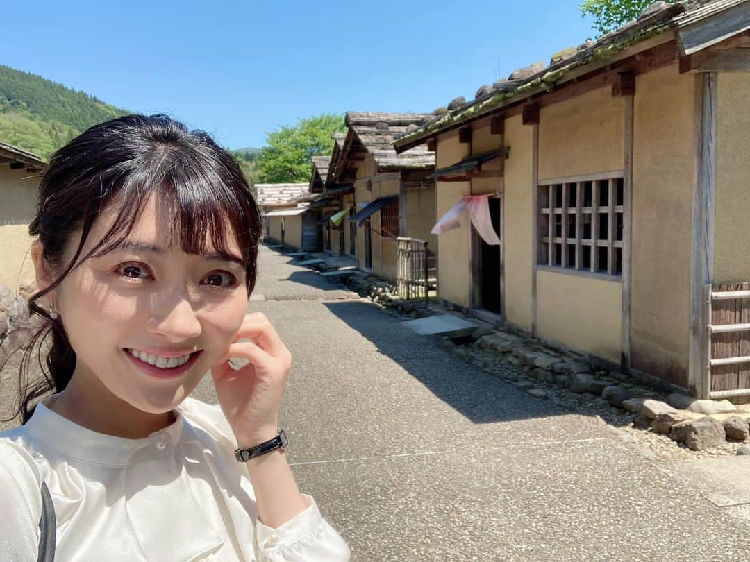 久保井朝美さんのインスタグラム写真 - (久保井朝美Instagram)「＼限定御城印・一乗谷城／ 福井県の一乗谷城は 2023年8月20日で 織田信長に滅ぼされて ちょうど450年でした🔥  一乗谷朝倉氏遺跡は ✏️#特別史跡 ✏️#特別名勝 ✏️#重要文化財 国の三重指定🌟  日本で初めて 居館と城下町が明らかになった 中世のお城なのです👏  戦国時代の一乗谷は 朝倉氏の居城でした🏯  京都との繋がりが強くて 文化レベルが高く豊か☺️  人口も日本有数だったとか💡  一乗谷という“谷”を挟んで お城と城下町があります✨  写真2〜4枚目はお城です🏯 天守はもともとなく 館やお庭があったようです😊  写真5枚目は 北の守り「下城戸（しもきど）」 巨石の石垣に圧倒されます😳  織田信長に燃やされたので 石を見ると 焼けた跡やひび割れが🔍  現地に行ったら よーく観察してみましょう🧐  一乗谷朝倉氏遺跡は 発掘調査の成果をもとに 当時の姿を甦らせています。  写真6、7枚目 復原町並（ふくげんまちなみ） 戦国時代の生活が垣間見えます❤️  タイムスリップした 気持ちを味わえました😍  写真8枚目のような 映えスポットも⛱️  写真9枚目は 朝倉義景没後450年の 限定御城印です🏯✨  朝倉義景の花押入り！  ＜城グルメ🍽️＞ 福井といえばソースカツ丼🍚 蕎麦好きとしては 越前そばも食べたいです🤤  写真10枚目は 「ソースカツ丼ハーフと  越前おろし蕎麦セット」  道の駅一乗谷あさくら水の駅で 両方叶いました👏💓  ガッツリ系とサッパリ系 最高の組み合わせです😋  #久保井朝美の異次元の城めぐり #城めぐり #城 #家族旅行 #女子旅 #japanesecastle #日本史 #推し城 #お城が好きな人と繋がりたい #久保井朝美 #気象予報士 #日本100名城 #一乗谷城 #一乗谷朝倉氏遺跡 #復原町並 #朝倉義景 #御城印 #越前そば #ソースカツ丼 #福井グルメ #道の駅 #一乗谷あさくら水の駅」12月17日 8時00分 - asami_k920