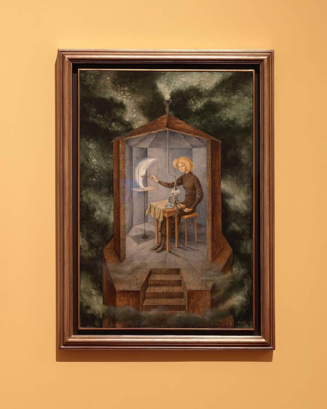ニュー・ミュージアム・オブ・コンテンポラリー・アートのインスタグラム：「The Spanish surrealist painter María de los Remedios Alicia Rodriga Varo y Uranga (known as Remedios Varo), was born in on this day in 1908. Her detailed and fantastic paintings envision scenes reminiscent of mythological tales, executed with the precision of scientific illustrations.   Part of “The City of Ladies” installation in “Judy Chicago: Herstory,” Vero’s 1958 painting “Papilla Estelar [Celestial Pablum]” exemplifies the way in which her paintings reclaim creative powers for women while registering their social seclusion and need for spiritual self-preservation. Feeding a caged moon—often seen as a symbol of the feminine—with a cosmic porridge, the forlorn-looking female figure appears to be part mother, part alchemist, and might be understood to be nourishing her own connection to the universe through spiritual and mythic links.   Remedios Varo, “Papilla Estelar [Celestial Pablum],” 1958. © 2023 Remedios Varo, Artists Rights Society (ARS), New York/VEGAP, Madrid. Courtesy FEMSA Collection  #RemediosVaro #JudyChicagoHerstory」