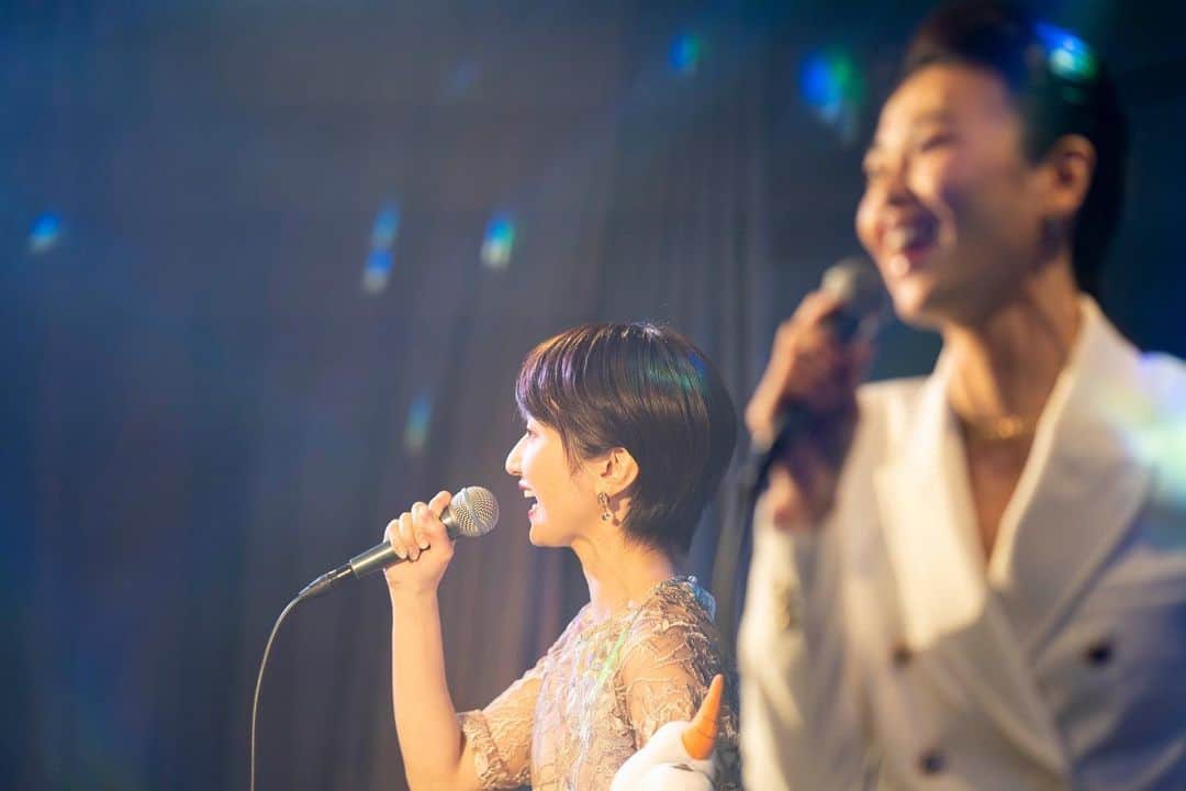 星乃あんりさんのインスタグラム写真 - (星乃あんりInstagram)「Talk ＆ Live  in FUKUOKA 2023.02.25.Sat  SQUARE GARDEN(スクエアガーデン) ⁡ White suit × Beige dress ⁡ 穂高ゆう @hodakayu  星乃あんり Gt. 久米 博之 @hiroyuki.kume1212  ⁡ ⁡ Photo by ゴトーサトコ ⁡ ⁡ ⁡ ⁡ #トークライブ #穂高ゆう さん  #久米博之 さん #ギター #星乃あんり  #福岡 #思い出 ⁡ ⁡ *☼*―――――*☼*―――――*☼*―――――*☼* ⁡ 🌟LINE公式アカウント お仕事やイベント情報、季節のメッセージ等を配信。 是非、お友達登録をお願いいたします♡ ⇒ https://lin.ee/nVaWVus ⁡ 🌟Anri's Beauty Camp #あんキャン 『身体を整えると、自然と心も整う。心が整うと、毎日が豊かになる』 週に１回のバレトンレッスン(オンライン開催)を通して、心と身体を健康的に美しく整えていきます。 ⁡ 🌟Angelia 「透明感･遊び心･光と艶 そして、確かな存在感を纏わせて」 星乃あんりが制作･プロデュースするアクセサリー･グッズショップ。 ⇒@angelia_accessory ⁡」12月17日 0時55分 - anri_hoshino_official