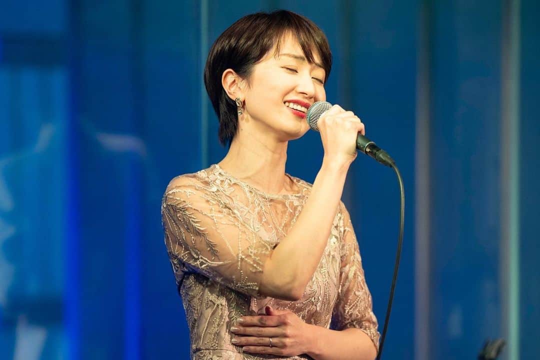 星乃あんりさんのインスタグラム写真 - (星乃あんりInstagram)「Talk ＆ Live  in FUKUOKA 2023.02.25.Sat  SQUARE GARDEN(スクエアガーデン) ⁡ White suit × Beige dress ⁡ 穂高ゆう @hodakayu  星乃あんり Gt. 久米 博之 @hiroyuki.kume1212  ⁡ ⁡ Photo by ゴトーサトコ ⁡ ⁡ ⁡ ⁡ #トークライブ #穂高ゆう さん  #久米博之 さん #ギター #星乃あんり  #福岡 #思い出 ⁡ ⁡ *☼*―――――*☼*―――――*☼*―――――*☼* ⁡ 🌟LINE公式アカウント お仕事やイベント情報、季節のメッセージ等を配信。 是非、お友達登録をお願いいたします♡ ⇒ https://lin.ee/nVaWVus ⁡ 🌟Anri's Beauty Camp #あんキャン 『身体を整えると、自然と心も整う。心が整うと、毎日が豊かになる』 週に１回のバレトンレッスン(オンライン開催)を通して、心と身体を健康的に美しく整えていきます。 ⁡ 🌟Angelia 「透明感･遊び心･光と艶 そして、確かな存在感を纏わせて」 星乃あんりが制作･プロデュースするアクセサリー･グッズショップ。 ⇒@angelia_accessory ⁡」12月17日 0時55分 - anri_hoshino_official
