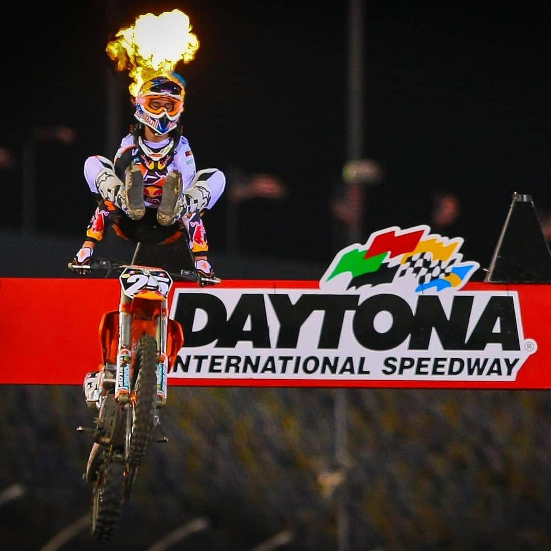 Racer X Onlineのインスタグラム：「Some 2013 Daytona Supercross Photos from @thebinraw 🔥 Can’t wait for Daytona 2024 after seeing the new track layout 🏁 @daytona @rcsxdaytona #DaytonaSX #RCSX」