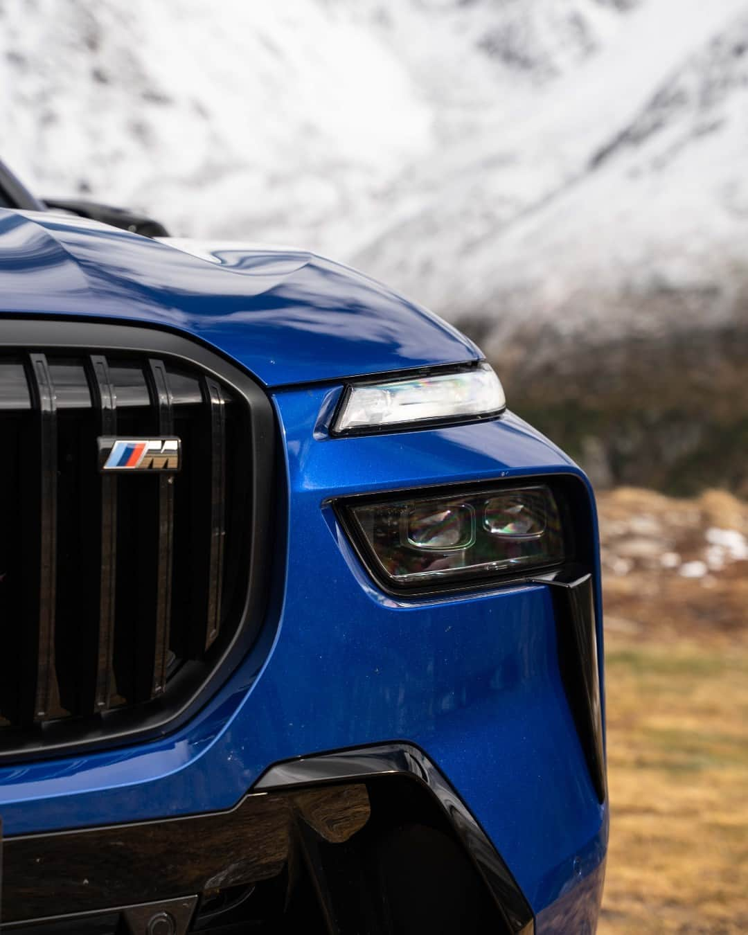 BMWさんのインスタグラム写真 - (BMWInstagram)「SUV + ⛰️ = Top tier fun 🤩🍁❄️ 📸: @the__thomson @bmwswitzerland #BMWRepost   The BMW X7 M60i xDrive . #THEX7 #BMW #X7 #BMWM #MPerformance __ BMW X7 M60i xDrive : Combined fuel consumption: 12.9–12.1 l/100 km. Combined CO2 emissions: 292–273 g/km. All data according to WLTP. Further info: www.bmw.com/disclaimer」12月17日 1時00分 - bmw