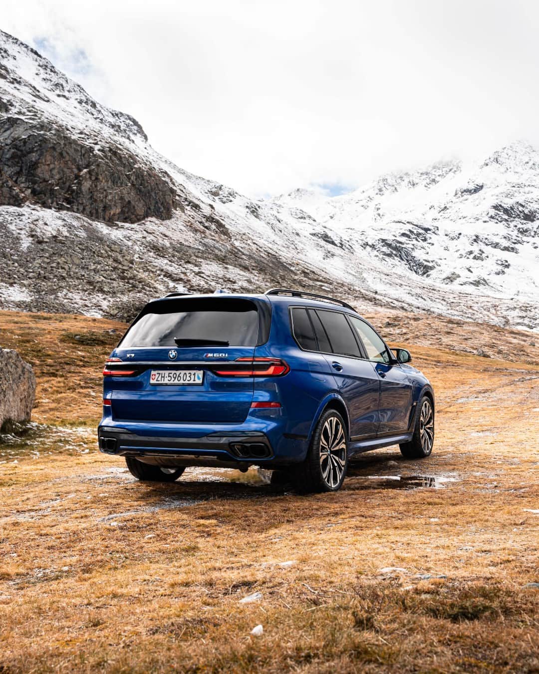 BMWのインスタグラム：「SUV + ⛰️ = Top tier fun 🤩🍁❄️ 📸: @the__thomson @bmwswitzerland #BMWRepost   The BMW X7 M60i xDrive . #THEX7 #BMW #X7 #BMWM #MPerformance __ BMW X7 M60i xDrive : Combined fuel consumption: 12.9–12.1 l/100 km. Combined CO2 emissions: 292–273 g/km. All data according to WLTP. Further info: www.bmw.com/disclaimer」