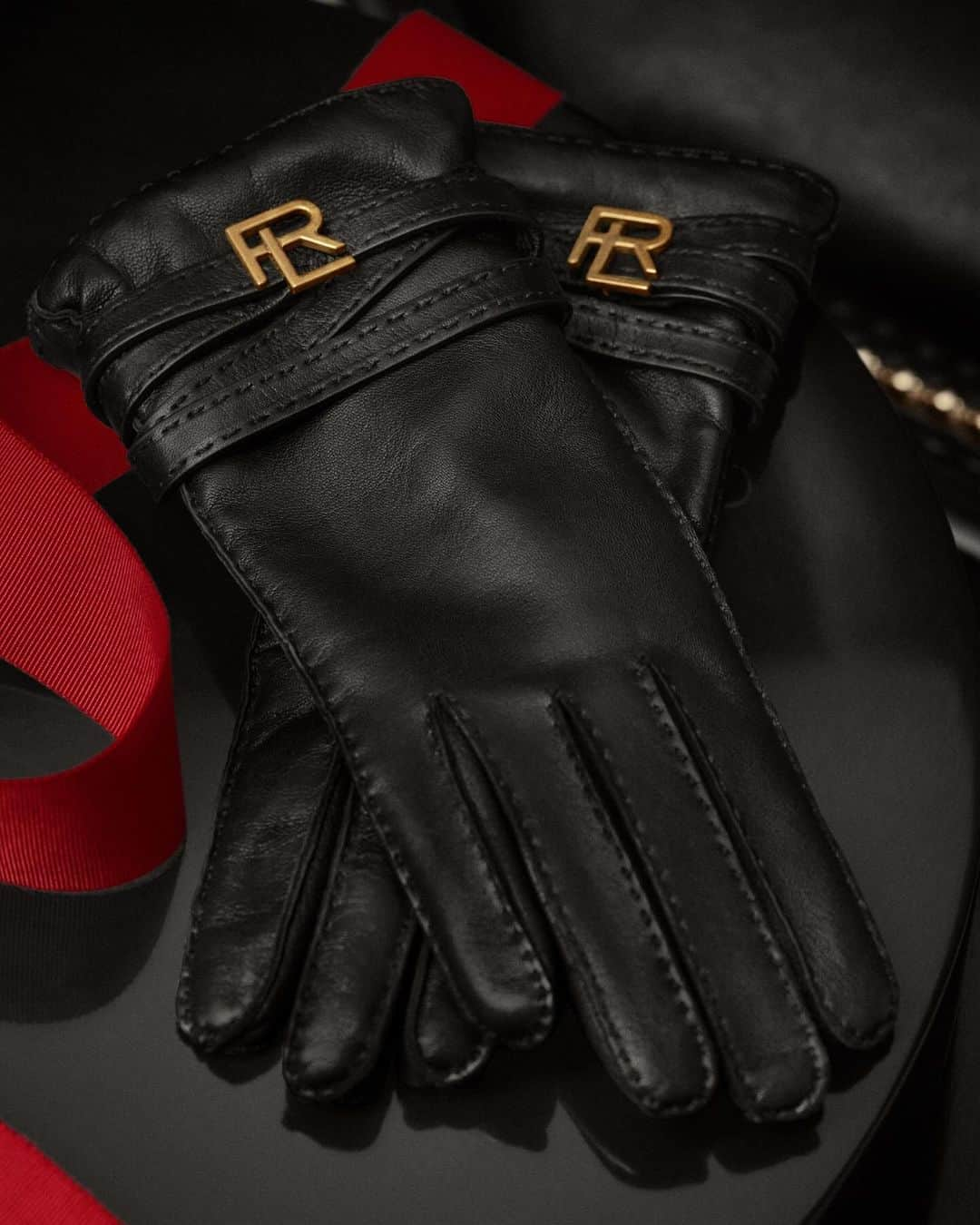 Ralph Laurenさんのインスタグラム写真 - (Ralph LaurenInstagram)「Signatures made new.  #RalphLauren’s monogram is presented in embossed black leather and gold-tone metal across this season’s #RLGifts, including the Monogram Quilted Leather Tote and cashmere-lined gloves from #RLCollection.  Discover more from #RLHoliday via the link in bio.  #RLPurpleLabel」12月17日 1時00分 - ralphlauren