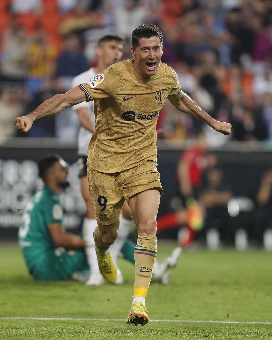 FCバルセロナのインスタグラム：「🚨 Do you remember last season's last-minute win in Valencia?  L’any passat vam guanyar en l’últim segon a Mestalla. El año pasado ganamos en Valencia en el último suspiro #laligahighlights」