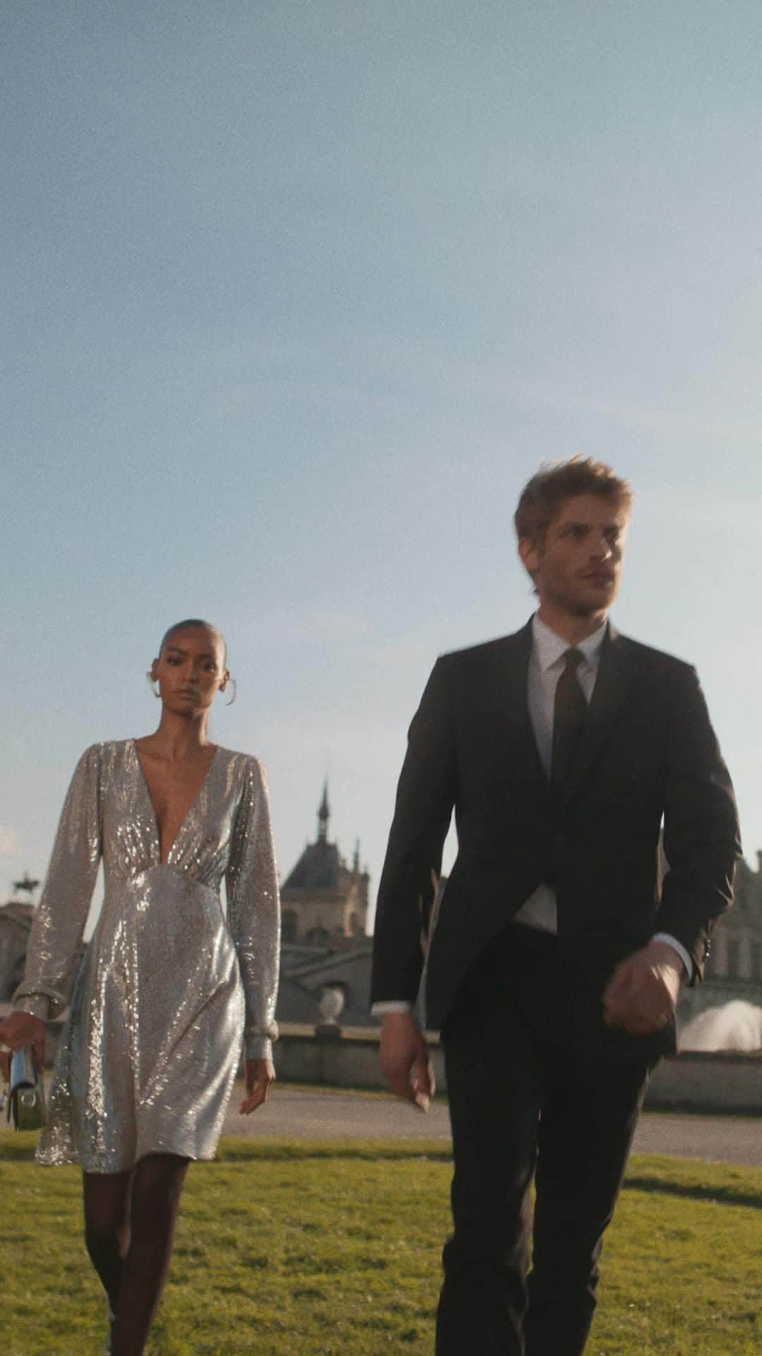 マイケルコースのインスタグラム：「Hello, Chateau.   Watch as models @BlesnyaMinher and @Baptiste.Radufe race across the French countryside on a fast-paced, stylish adventure. #MichaelKors  Directed by @Jack_Shanahan_DP Cinematographer: @Tristan_Chenais_DOP Original music composed by @SebPerrinParis」